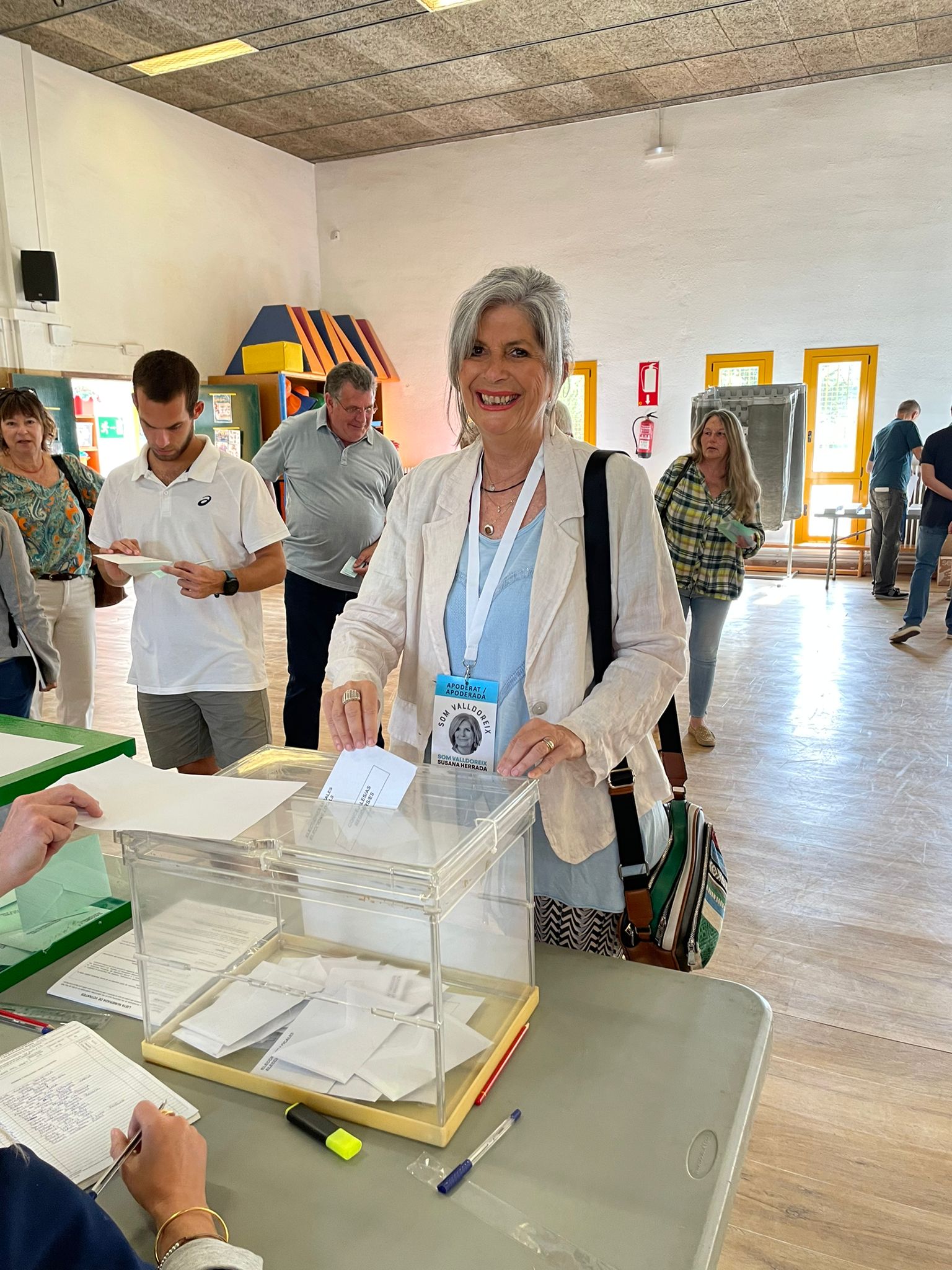 Presidenciable a l'EMD de Valldoreix amb SOM Valldoreix, Susana Herrada, votant. FOTO: Bernat Millet