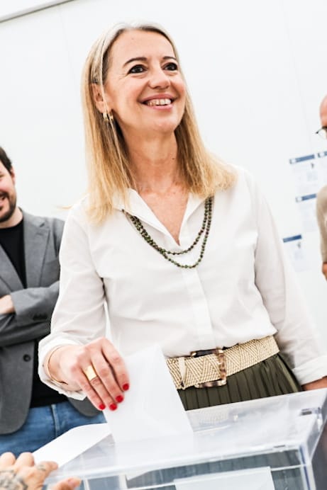 Actual alcadessa i candidata a l'alcaldia amb ERC, Mireia Ingla i Mas, votant. FOTO: Bernat MIllet