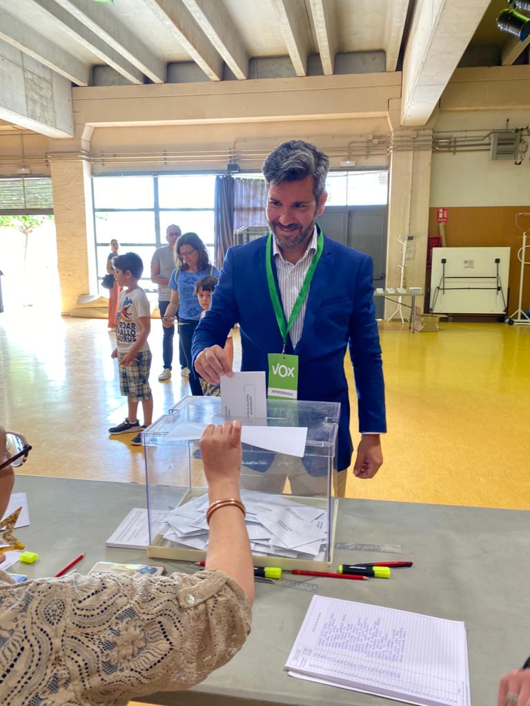 L'alcaldable de VOX, Marcos Rodríguez, votant. FOTO: Bernat Millet