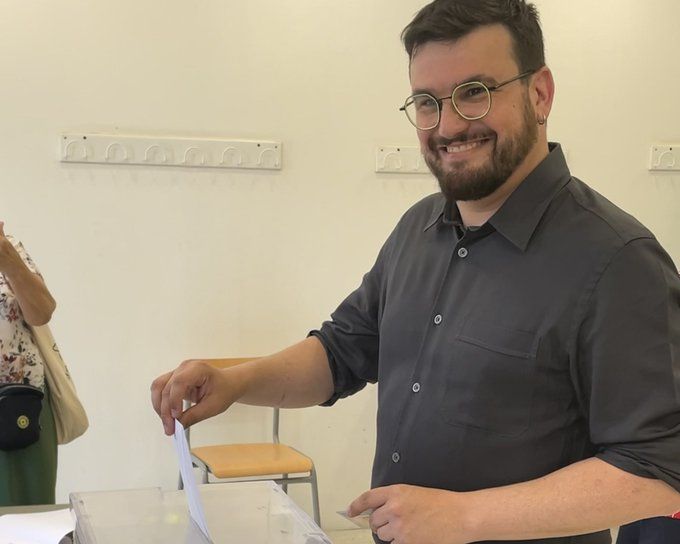 L'alcaldable de En Comú Podem, Ramon Gutièrrez, votant. FOTO: Bernat Millet