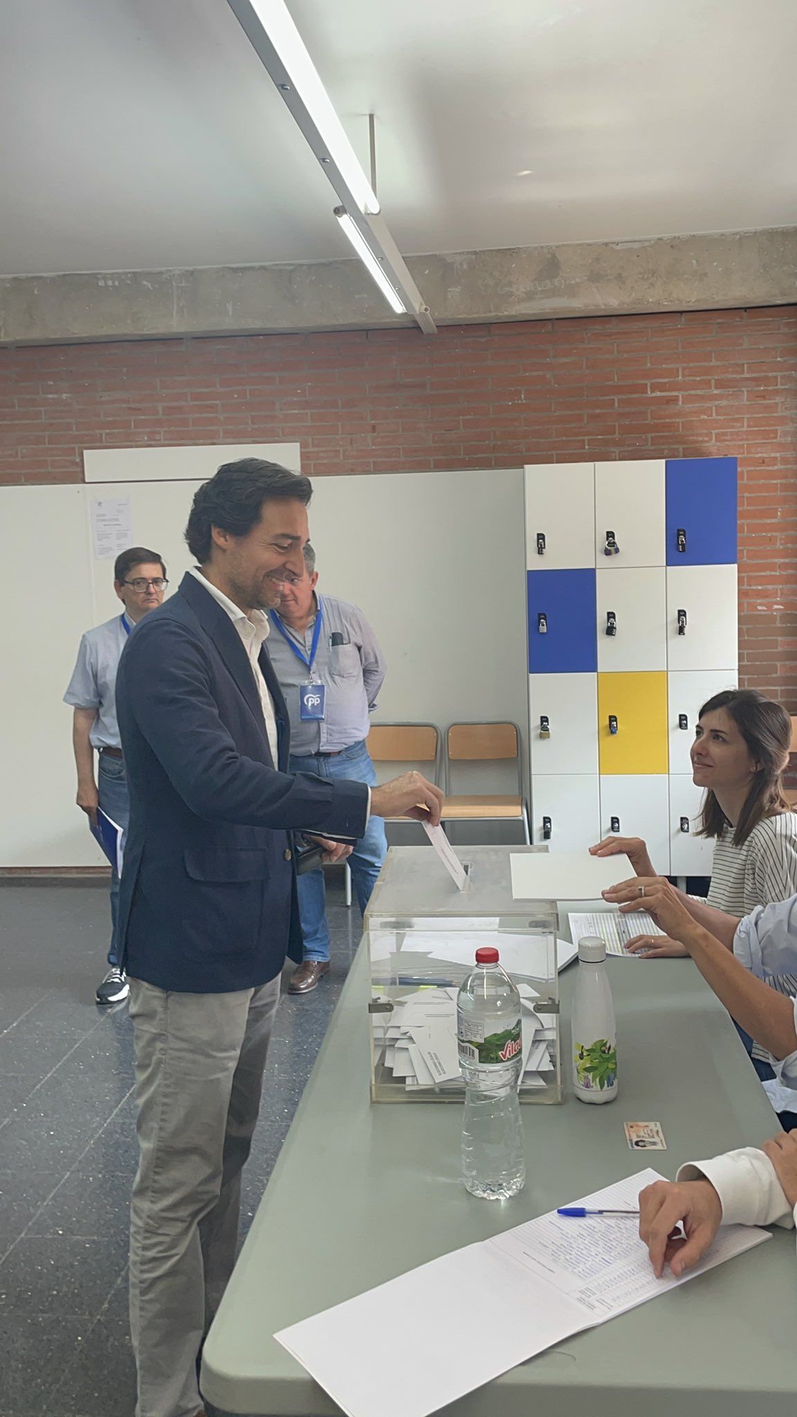 L'alcaldable del PP, Àlvaro Benejam, votant. FOTO: Bernat Millet