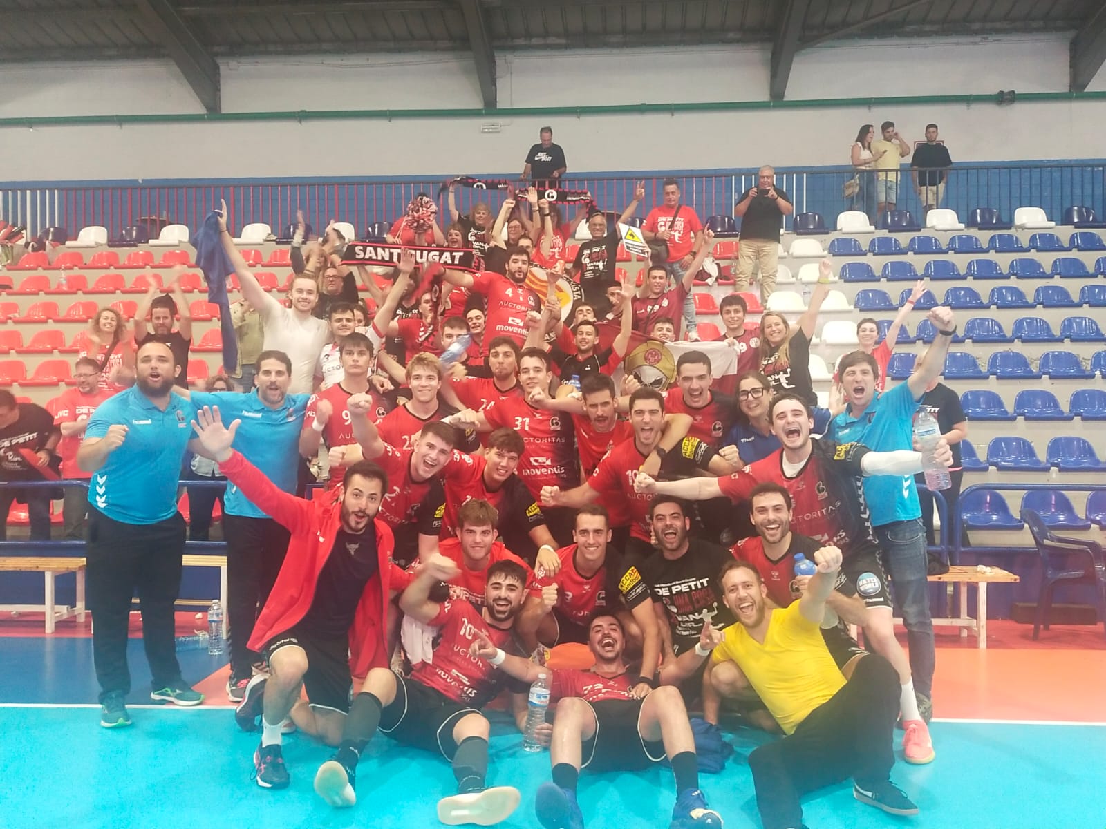 El masculí del Club Handbol Sant Cugat i la seva afició en les fases d'ascens a Divisió d'Honor Plata. FOTO: Nielo Ballart