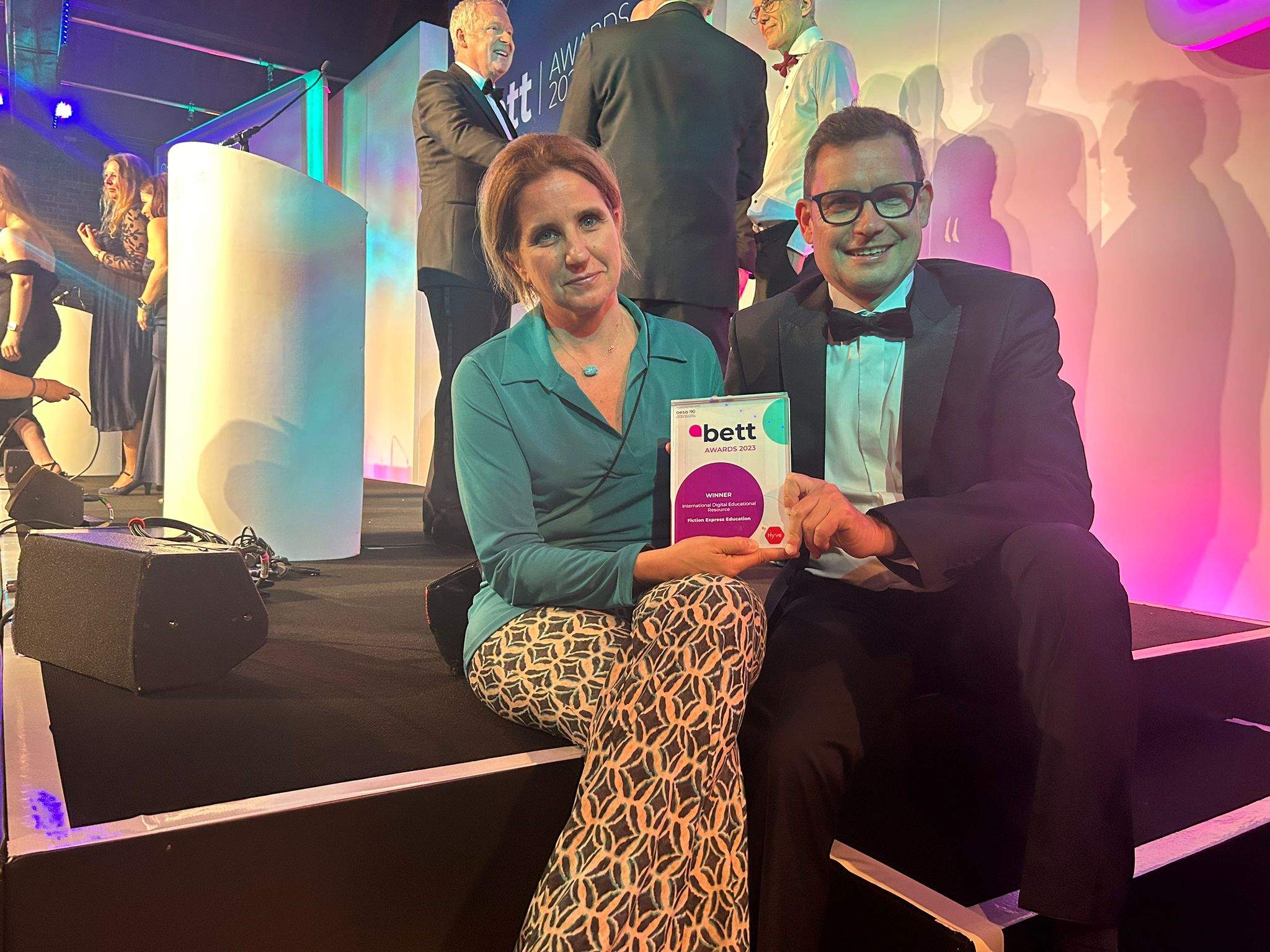 Cristina Puig i Sven Huber amb el premi a Millor Plataforma Educativa Digital en l’àmbit Internacional als BETT Awards. FOTO: Cedida