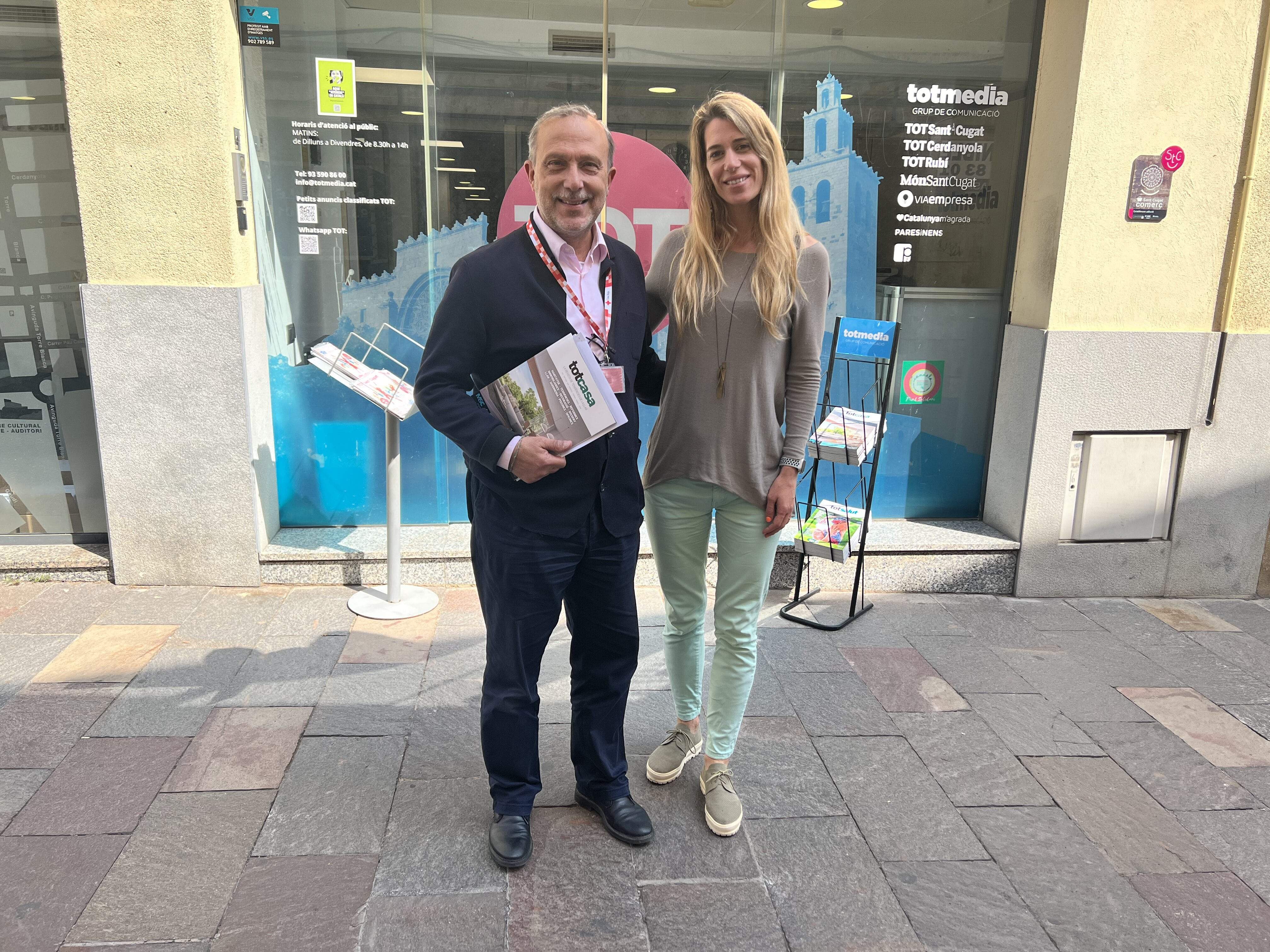 El president de Creu Roja Sant Cugat, Lluís Carreras, i  la directora general del TOT, Laura Grau. FOTO: Toni Garcia