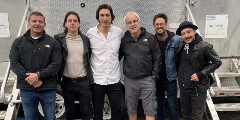 Adam Driver amb el seu equip. FOTO: Cedida