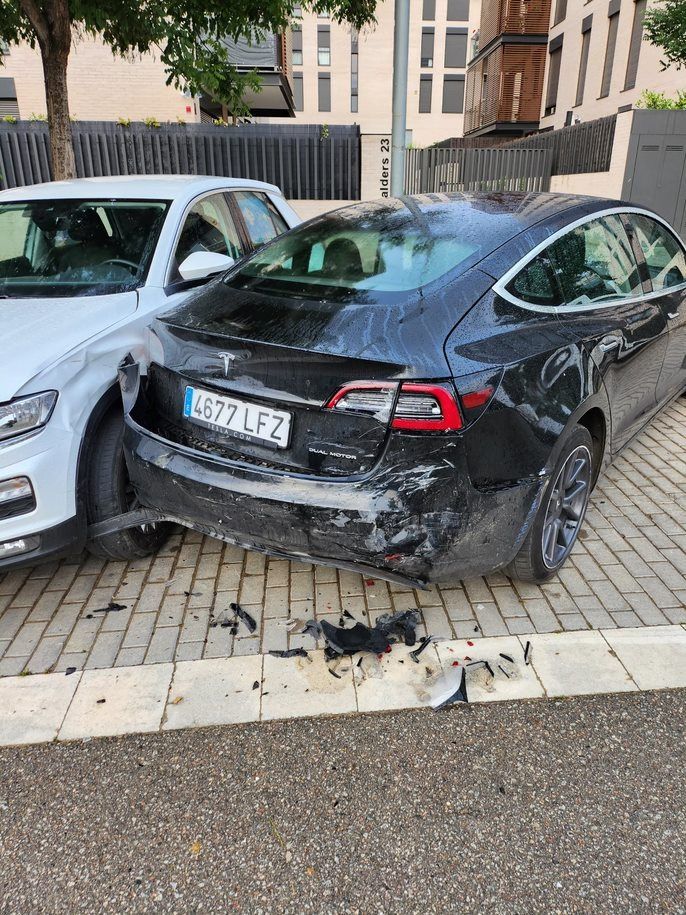Aíxi ha quedat el Tesla després de l'impacte. Foto: Cedida