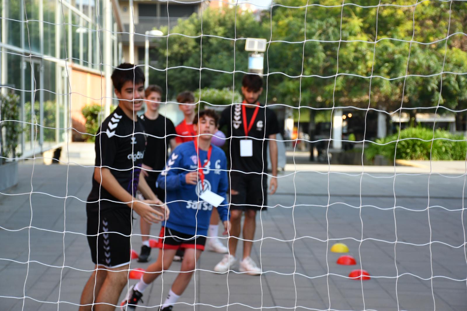 Activitats i partits de promoció d'handbol durant la Copa de les Nacions. FOTO: CH Sant Cugat