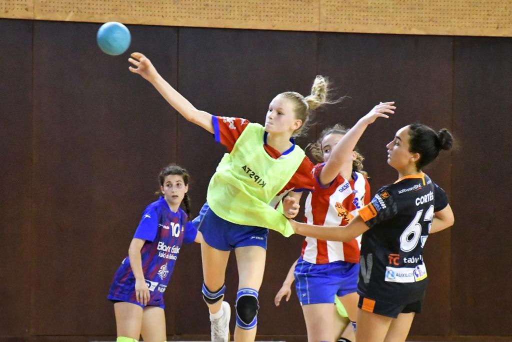 Entrenament de la selecció catalana infantil femenina durant la Copa de les Nacions. FOTO: CH Sant Cugat