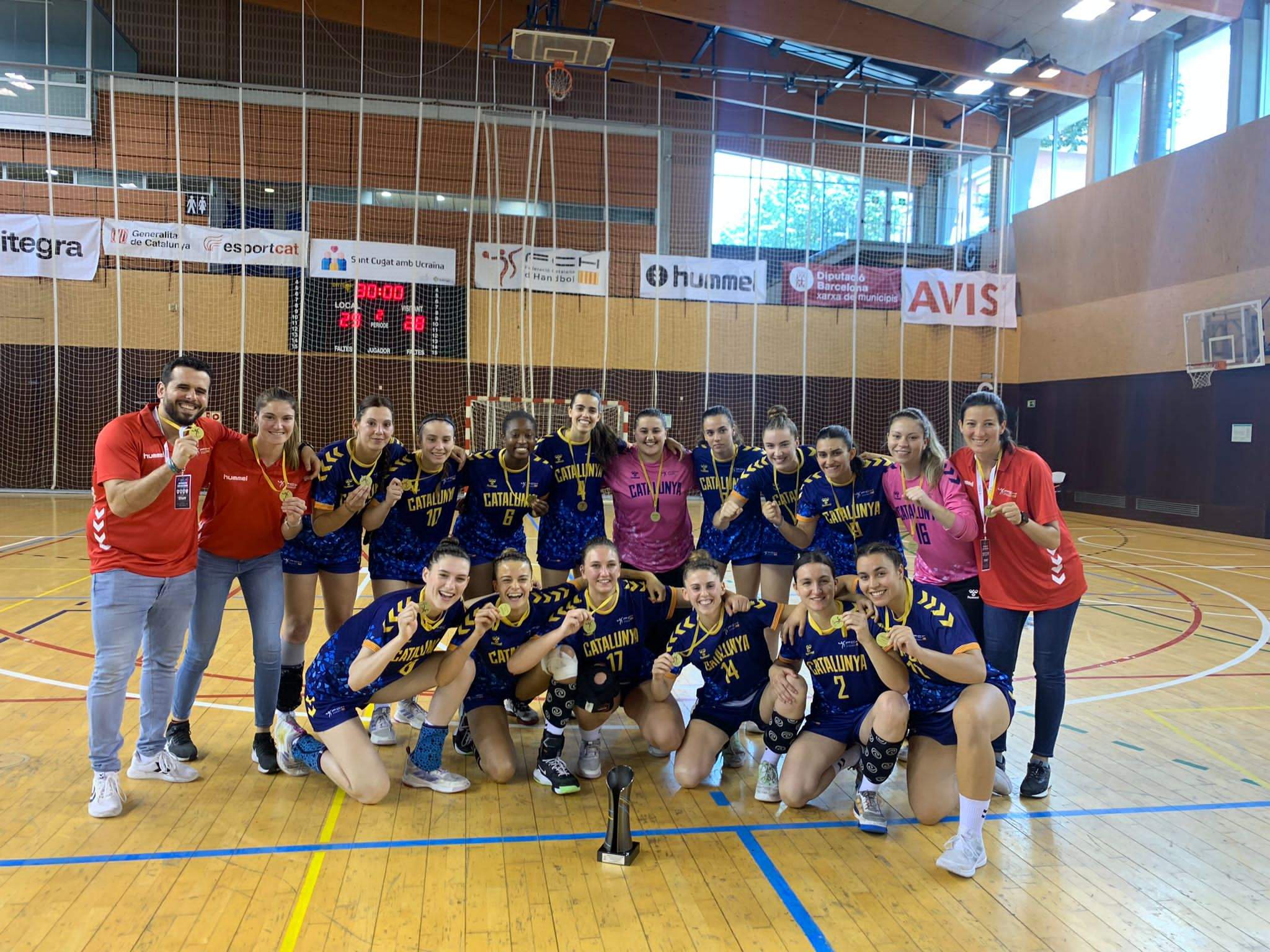 Catalunya amb el títol de la Copa de les Nacions d'handbol femení. FOTO: Nielo Ballart