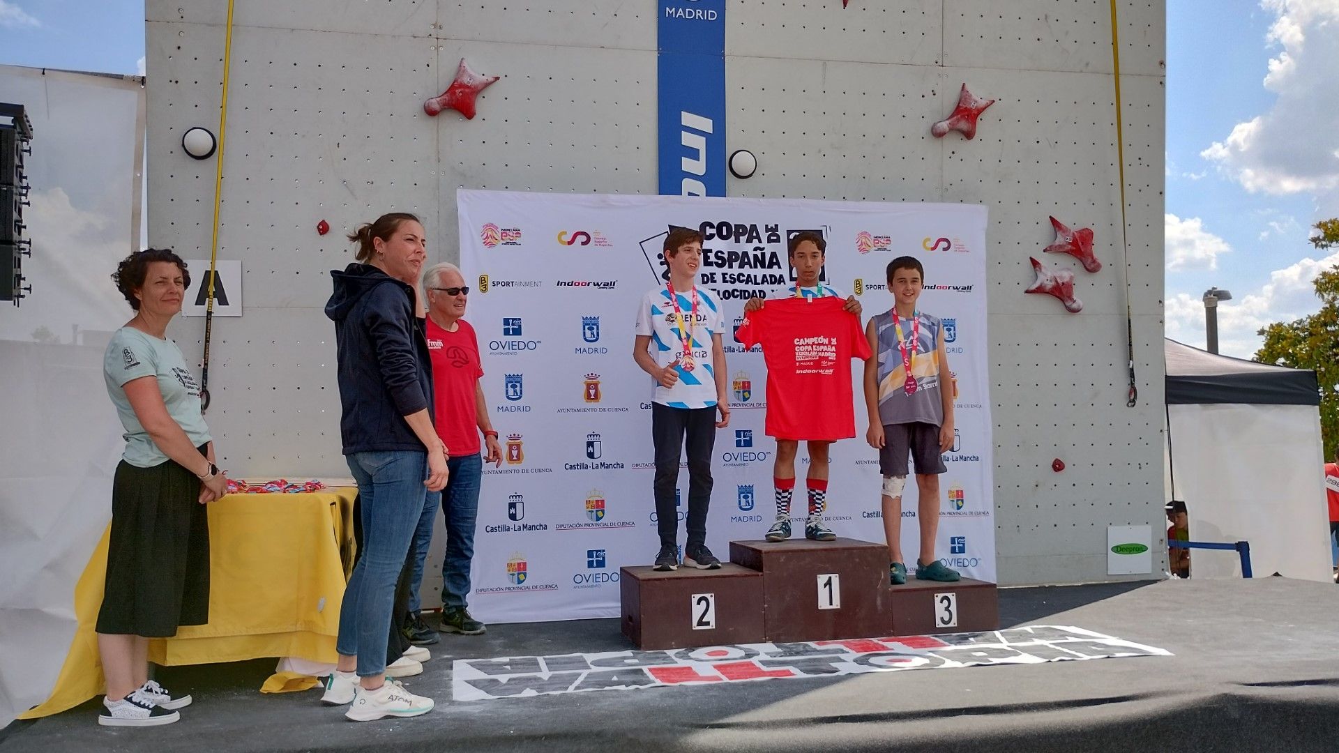 Biel Serra, en el podi de la Copa d'Espanya d'escalada de velocitat. FOTO: Cedida