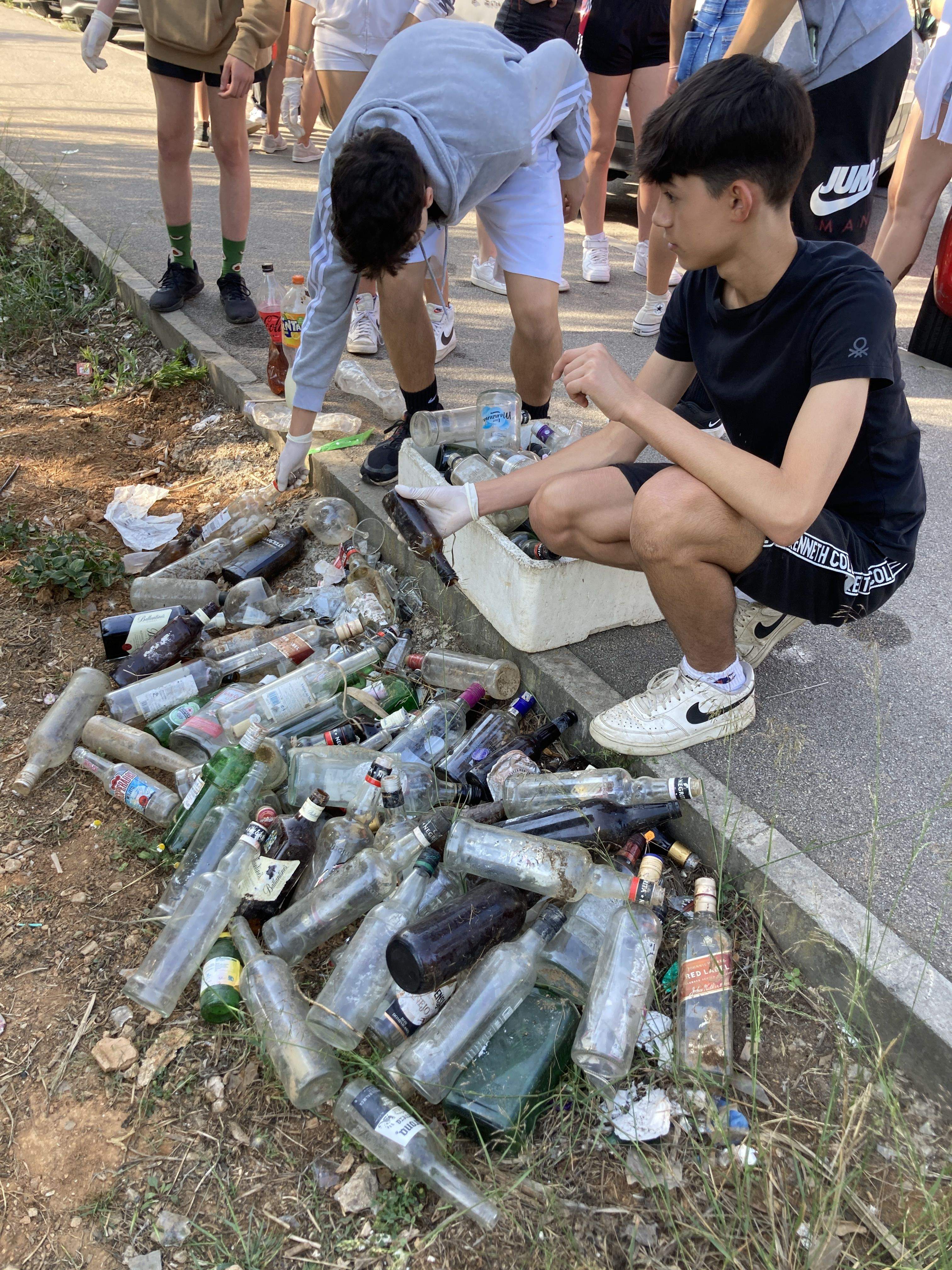 Alumnes de 3r d'ESO recullen la brossa de Can Solà FOTO: Cedida