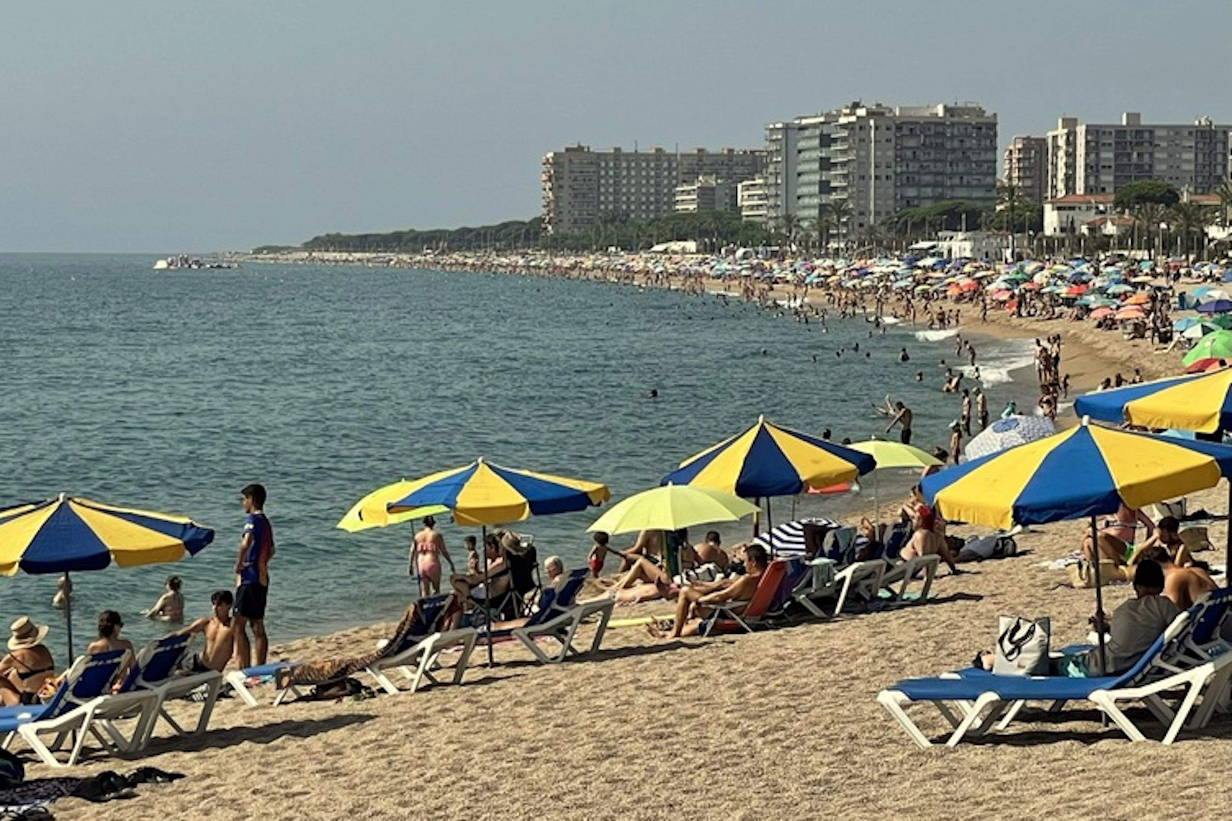 Tenir vacances reservades abans del 29 de maig et salvarà d'anar a una mesa electoral. Banyistes a la platja de Blanes. FOTO: ACN