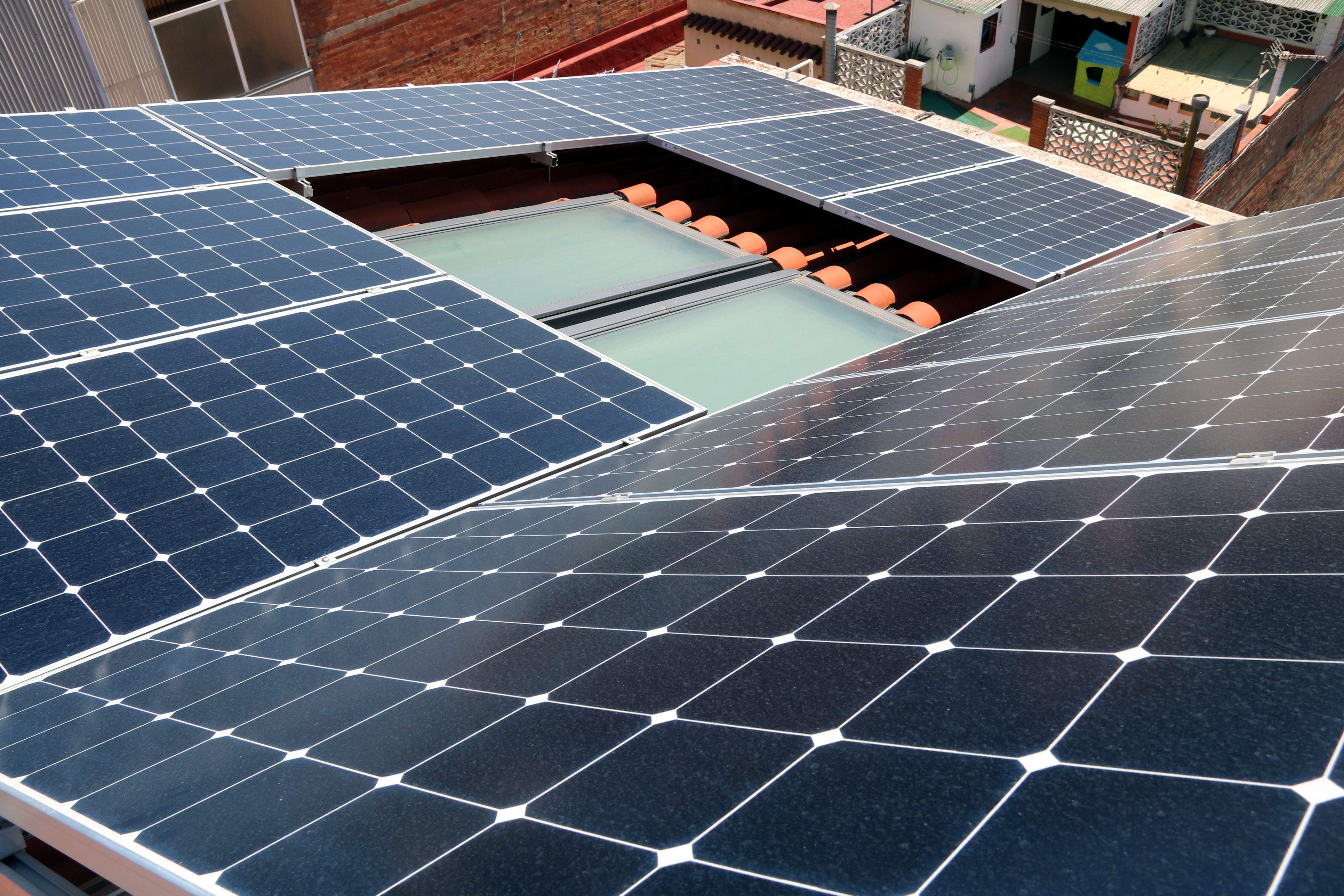 Instal·lacions d'autoconsum elèctric en un àtic a Molins de Rei. FOTO: ACN