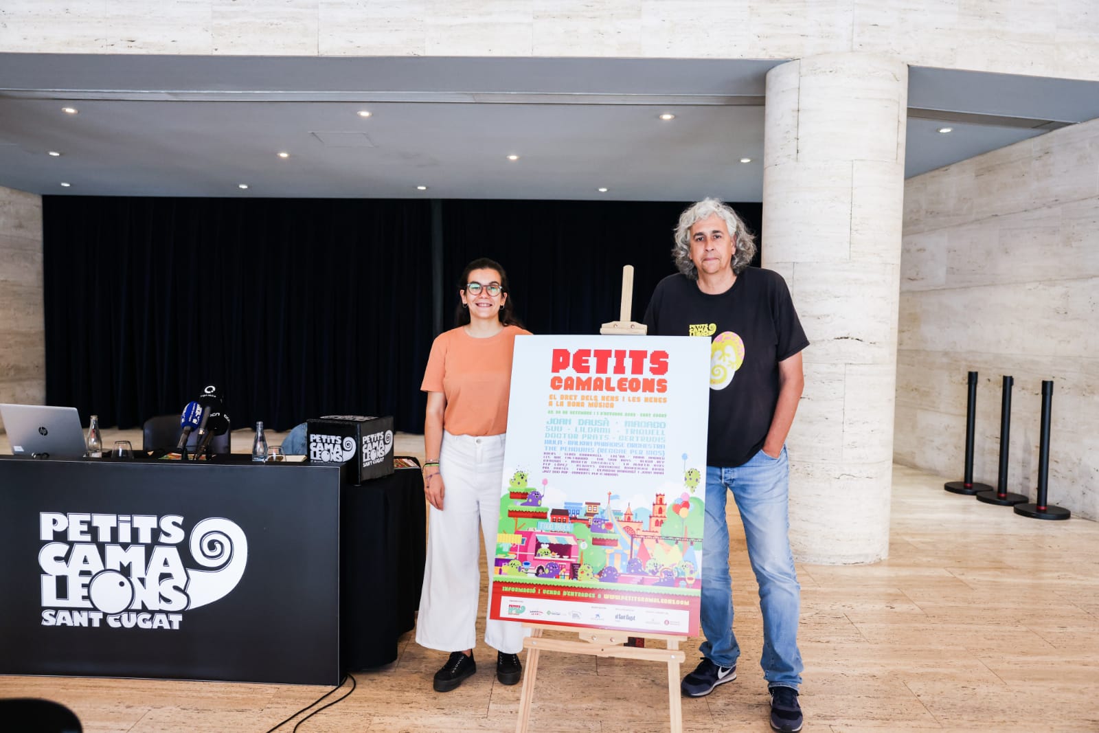 Esther Madrona i Albert Puig amb el cartell de Petits Camaleons 2023. FOTO: Ajuntament