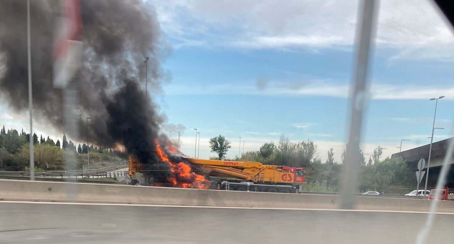 Incident de trànsit d'una grua que ha cremat a la B-30. Foto: TOT
