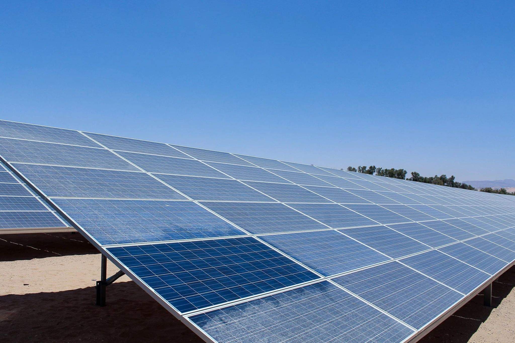 La neteja de plaques solars millora el rendiment de la instal·lació. FOTO: Cedida