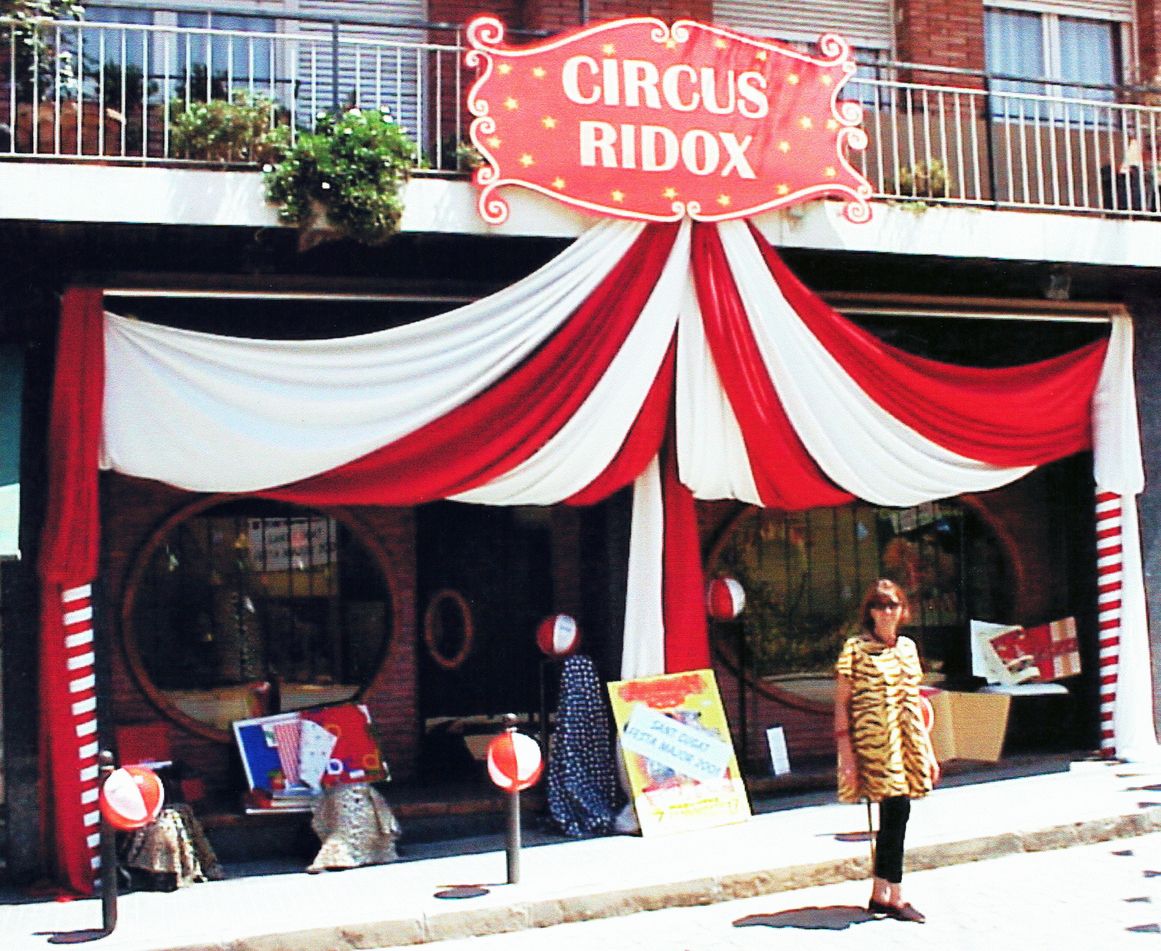 parador decorat com un circ per al concurs d’aparadors. 2001. FOTO: Cedida