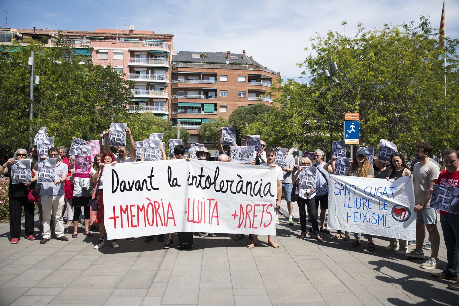 Els manifestants davant de l'ajuntament mostrant el rebuig a l'entrada de VOX Sant Cugat al Ple Municipal. FOTO: Bernat Millet.