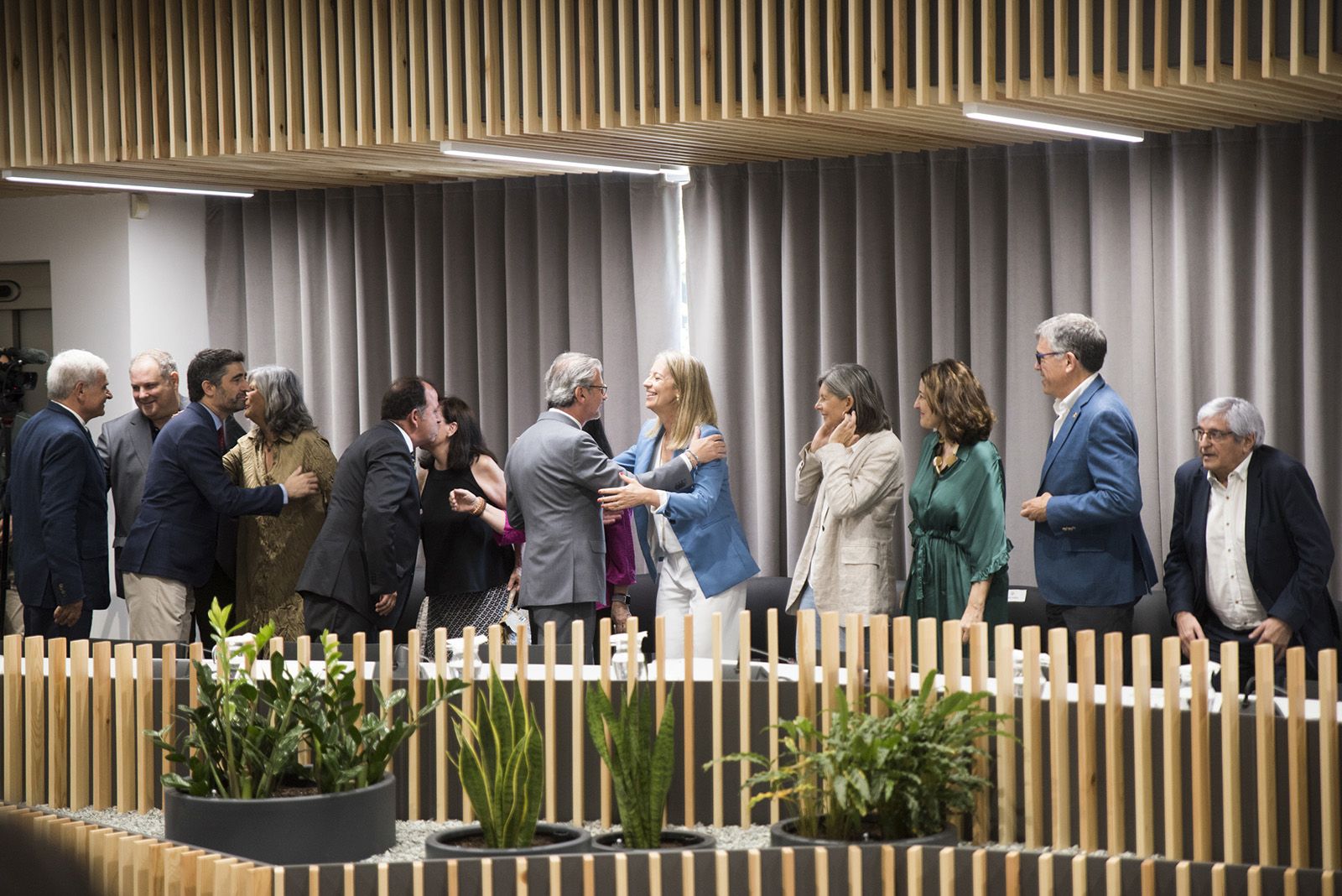 Els regidors entren a la sala de plens. FOTO: Bernat Millet.