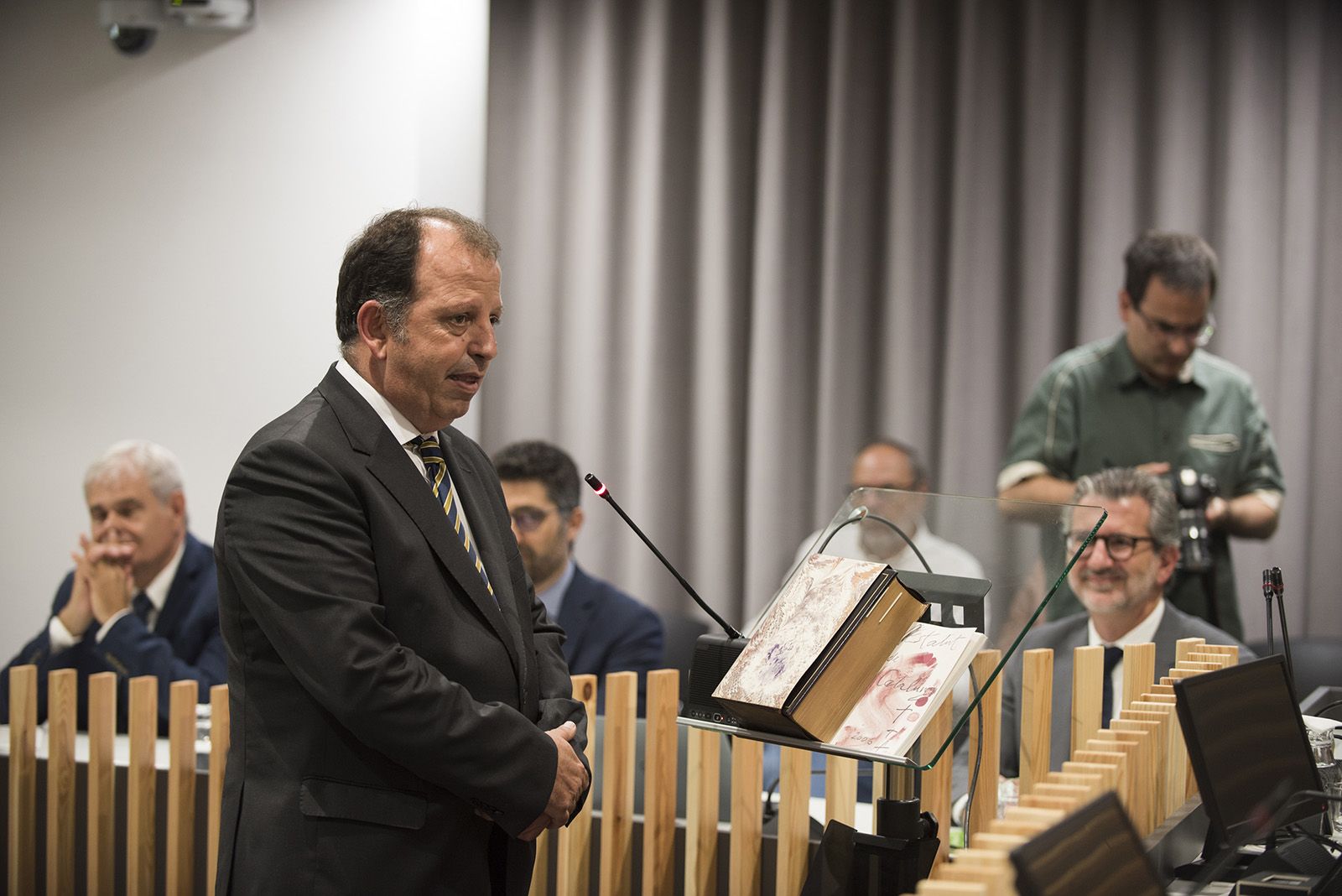 Carles Brugarola de Junts pren possessiò de l'acta. FOTO: Bernat Millet.