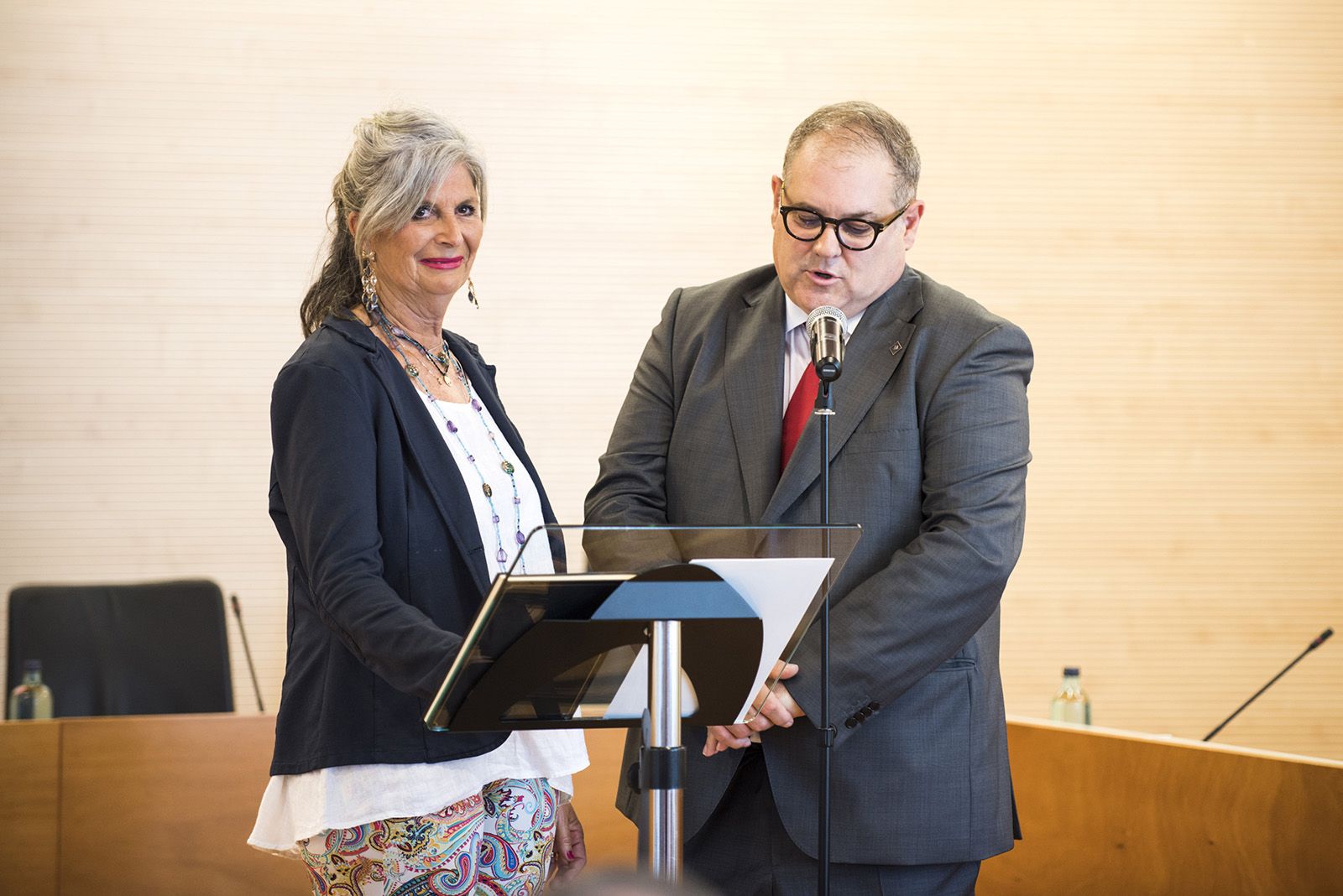 Susana Herrada (Junts) i el president de l'EMD, Juanjo Cortés FOTO: Bernat Millet