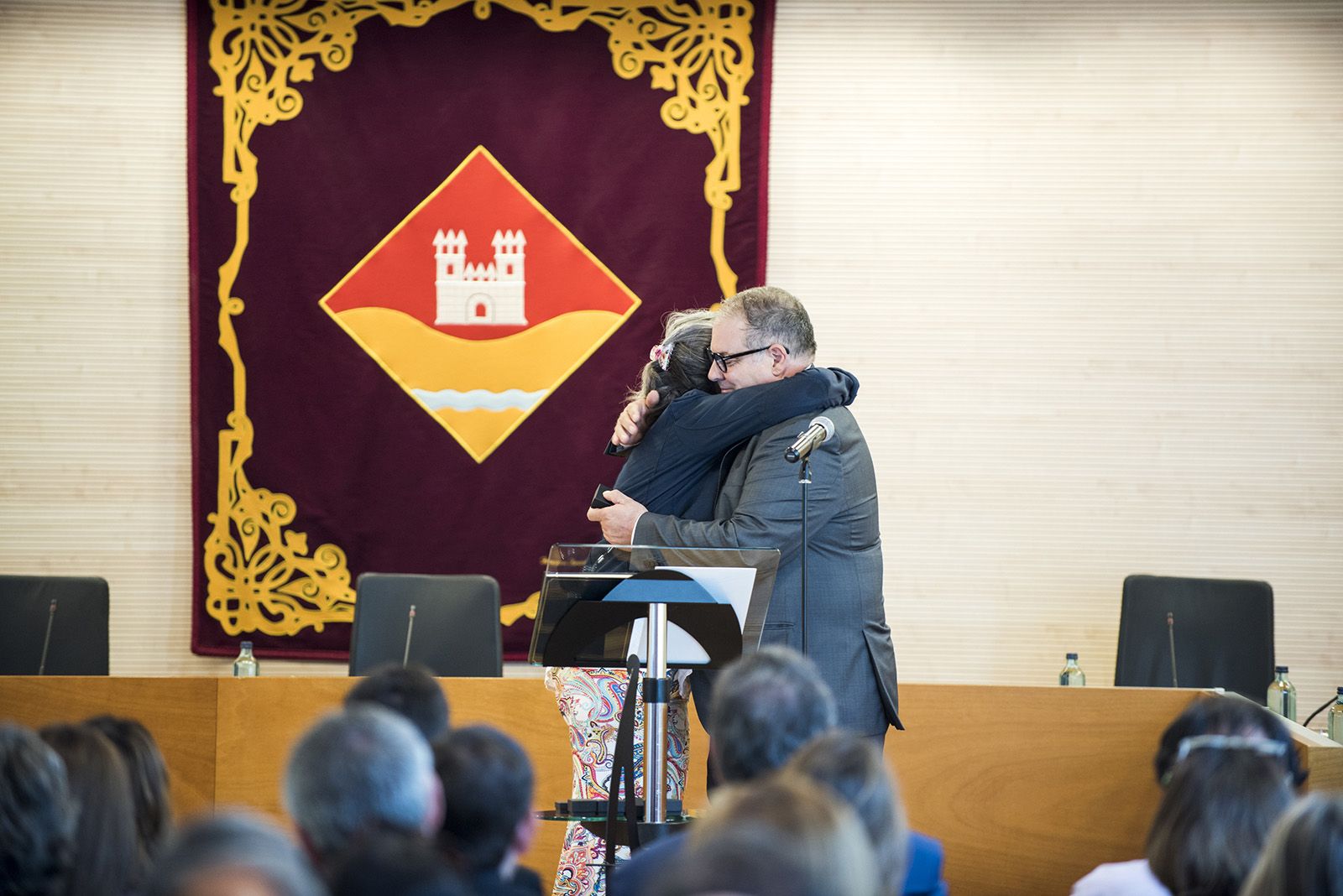Susana Herrada de Junts pren possessiò de l'acta. FOTO: Bernat Millet.
