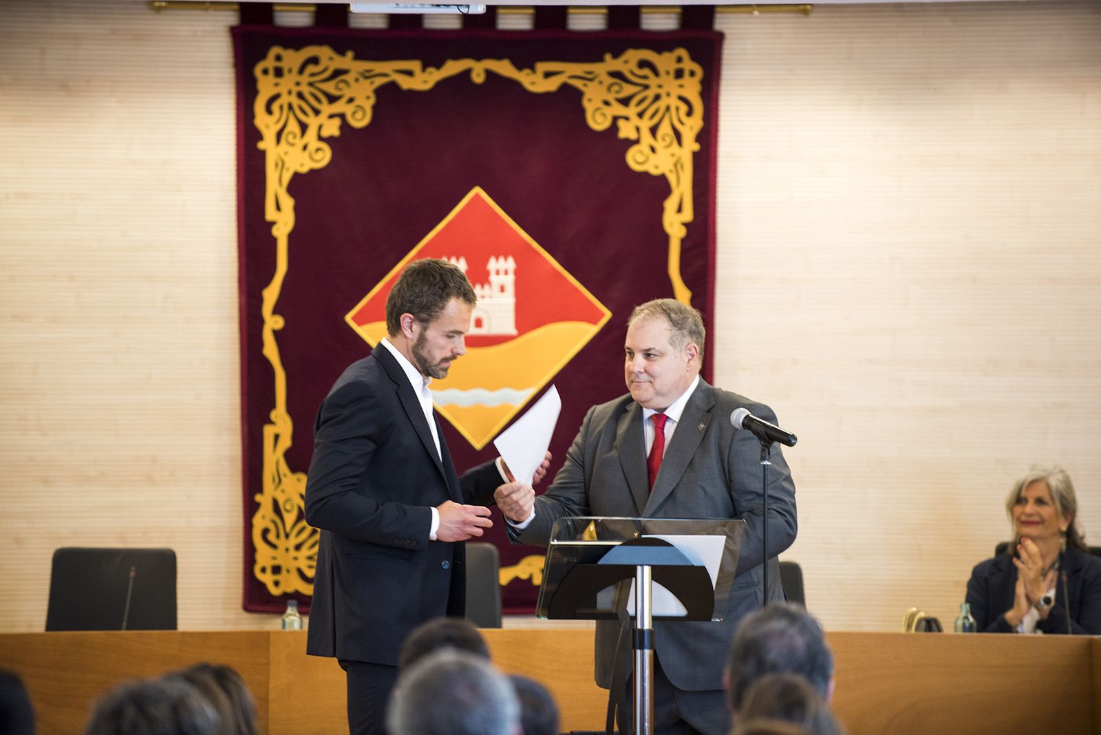 Bernat Gisbert de Junts pren possessiò de l'acta. FOTO: Bernat Millet.