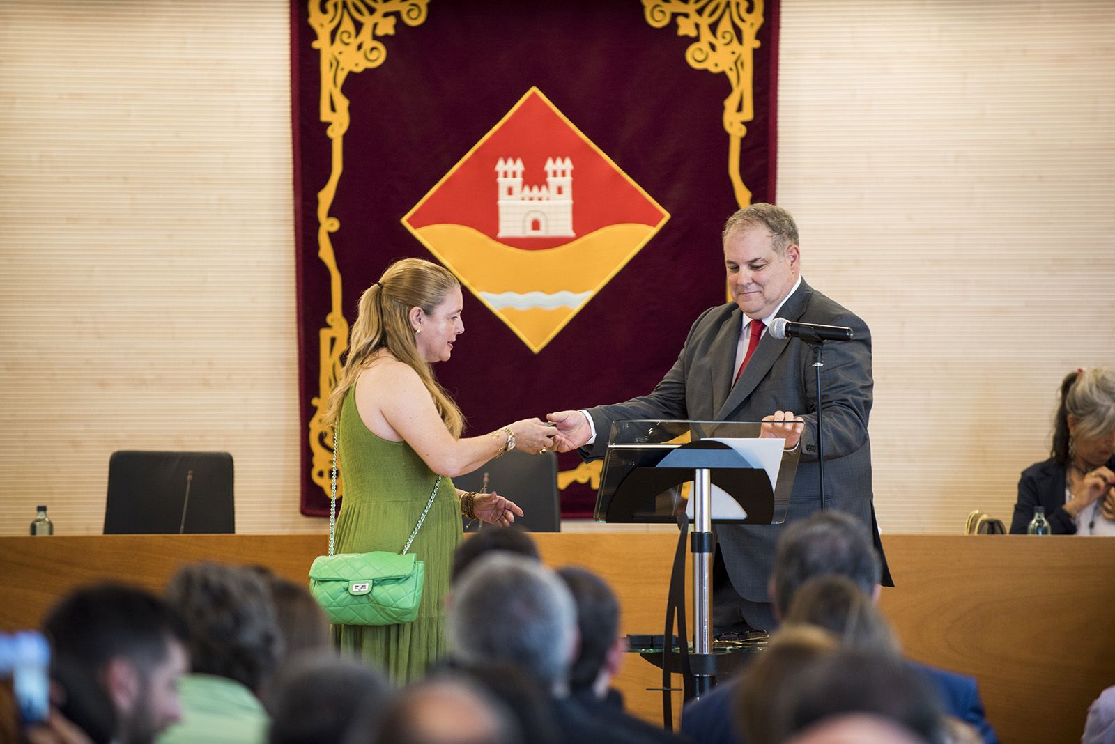 Lluïsa Muñoz de Junts pren possessiò de l'acta. FOTO: Bernat Millet.