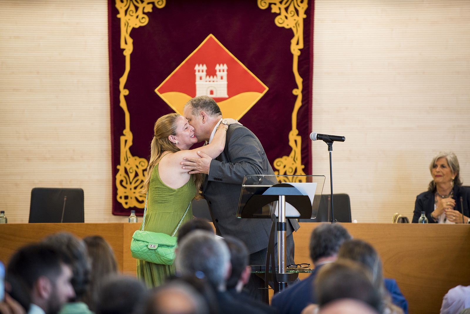 Lluïsa Muñoz de Junts pren possessiò de l'acta. FOTO: Bernat Millet.
