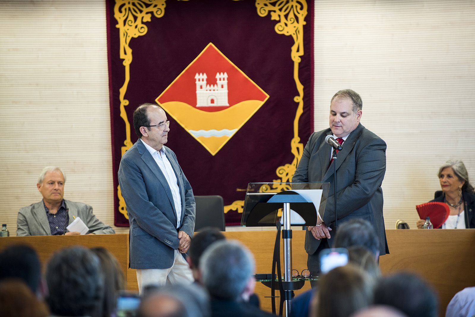 Xavier Humet de la CUP pren possessiò de l'acta. FOTO: Bernat Millet.