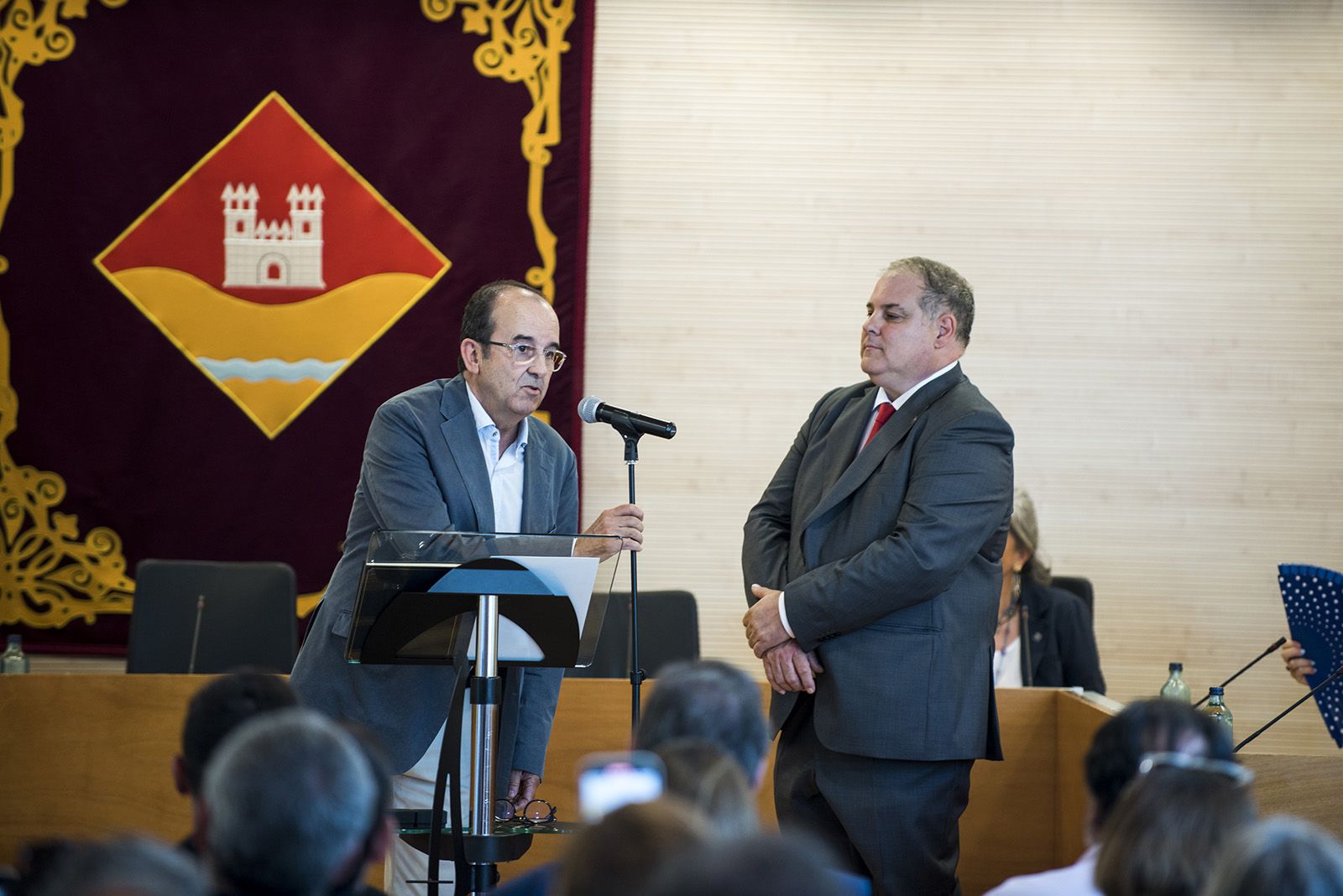 Xavier Humet de la CUP pren possessiò de l'acta. FOTO: Bernat Millet.