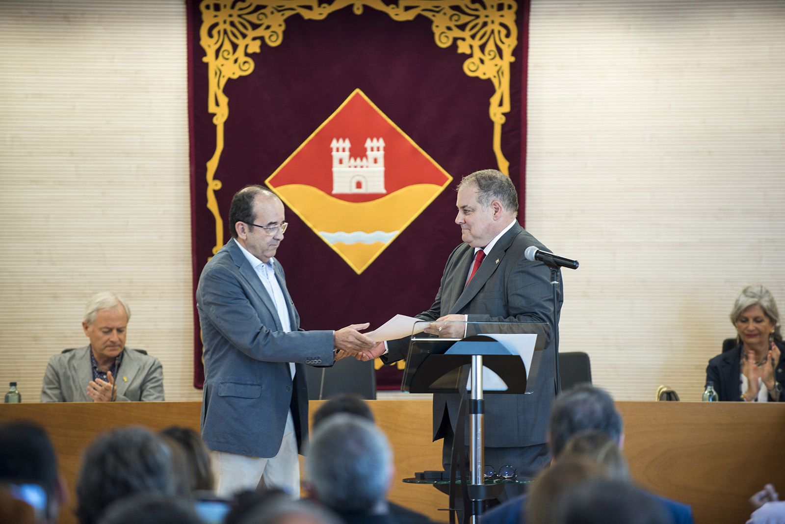 Xavier Humet de la CUP pren possessiò de l'acta. FOTO: Bernat Millet.