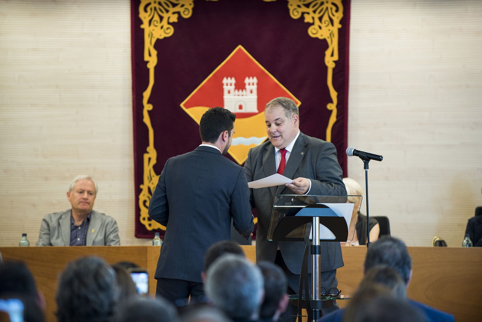 Carlos Aranguren del PP pren possessiò de l'acta. FOTO: Bernat Millet.