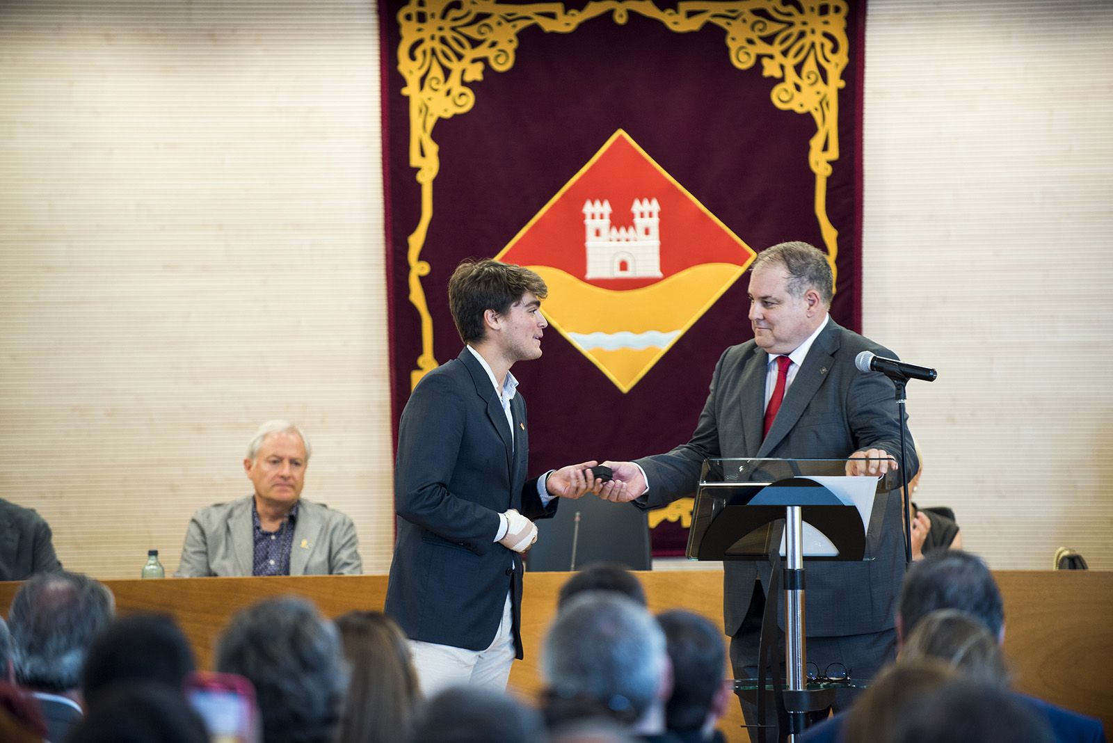 Pablo Baucells de VOX pren possessiò de l'acta. FOTO: Bernat Millet.