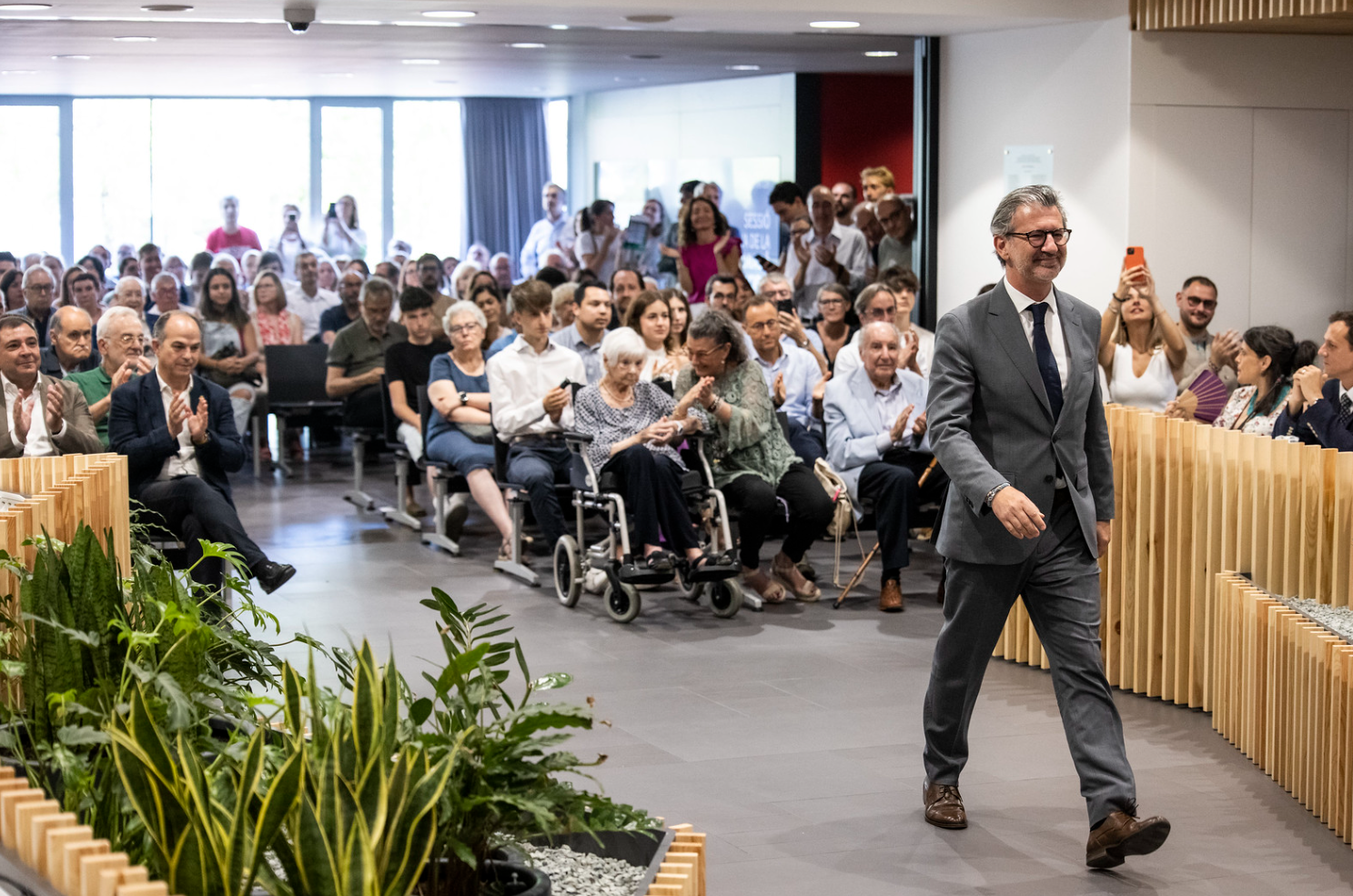Josep Maria Vallès, alcalde de Sant Cugat, amb Jordi Turull a primera fila FOTO: Ajuntament