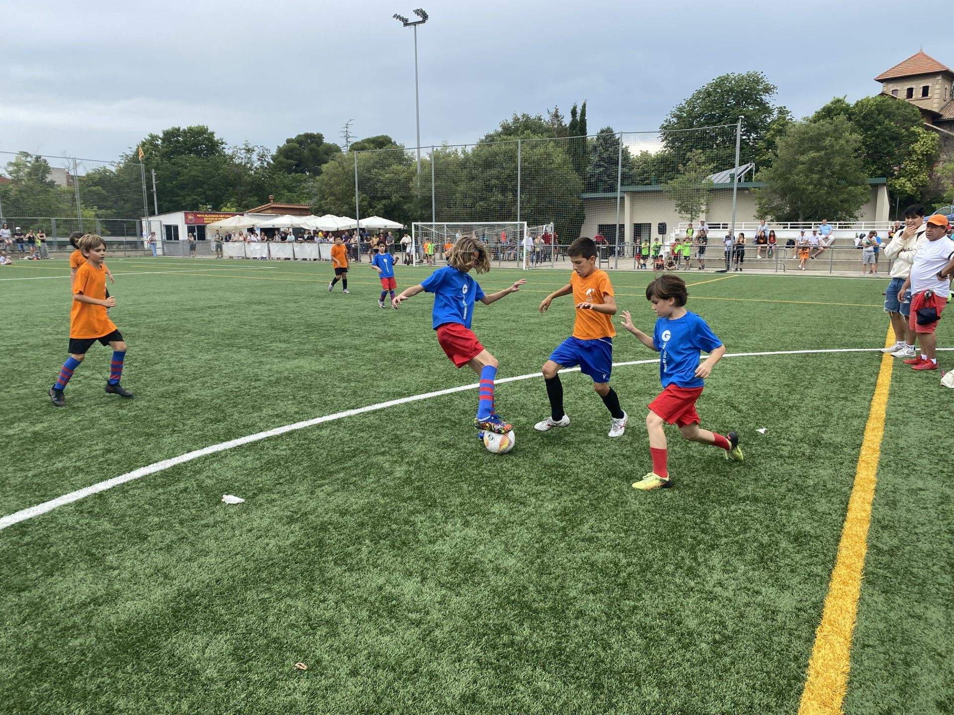 El torneig de futbol 7 de la Festa de l'Esport per a la Infància de la Penya Blaugrana Sant Cugat. FOTO: Cedida