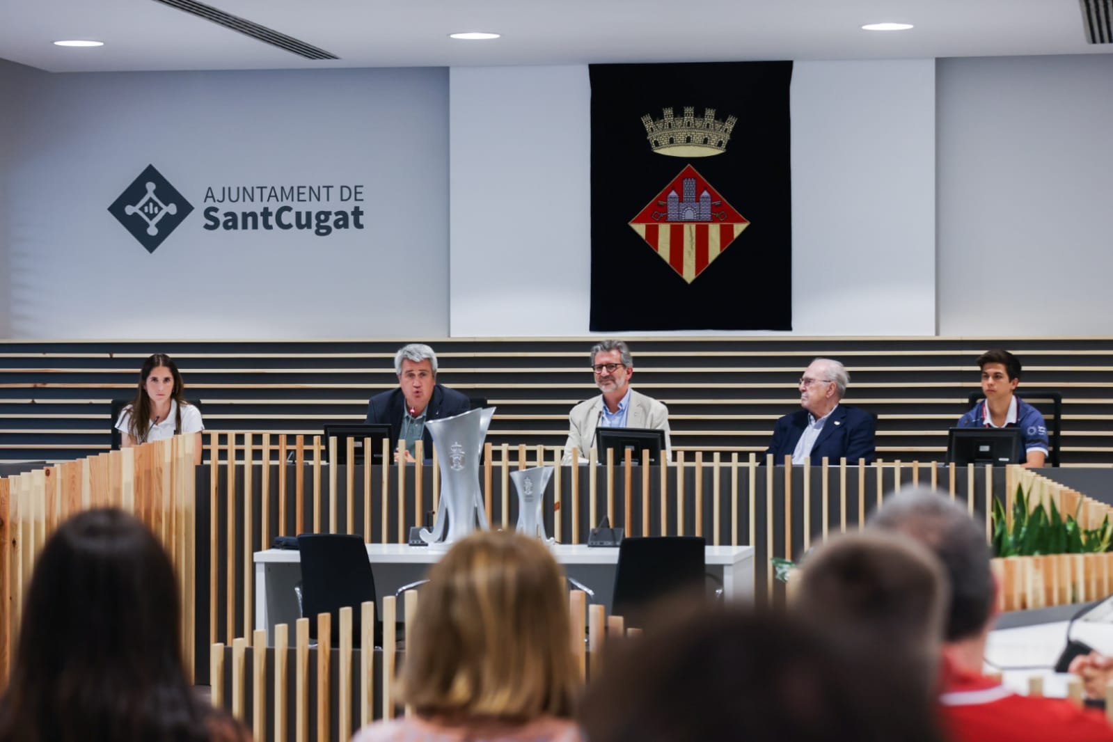 L'alcalde Josep Maria Vallès ha rebut al primer equip femení i al filial masculí del Junior FC, que han guanyat les seves respectives lligues. FOTO: Ajuntament