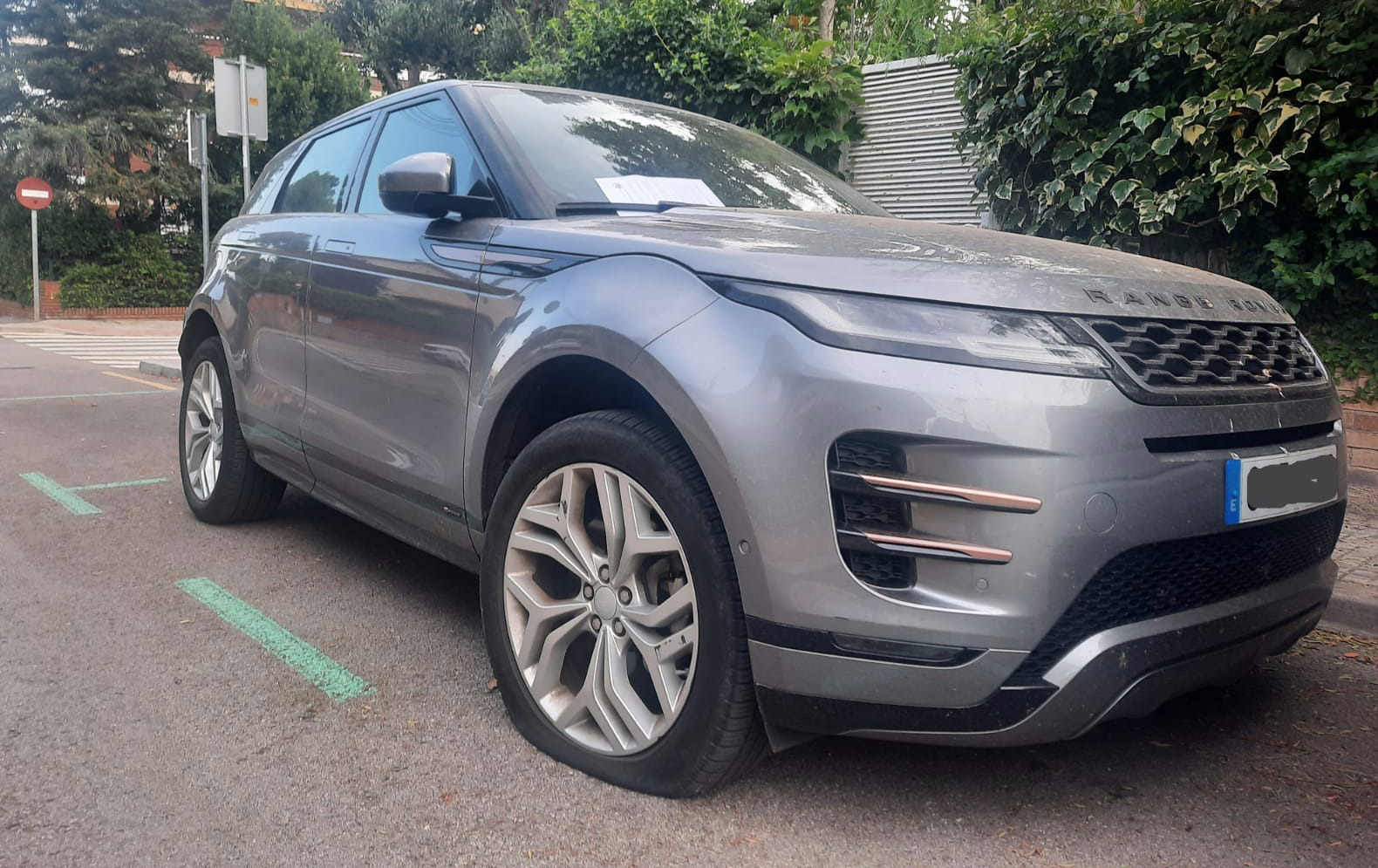 Un cotxe amb la roda desinflada aquest dimarts a Sant Cugat FOTO: TOT