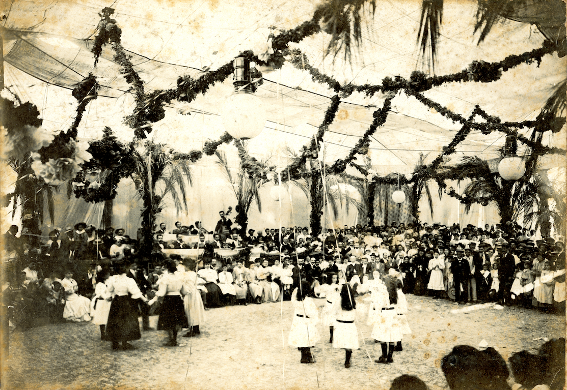 La primera nit de festa mai falta tampoc el ball d'envelat. A principis de segle XX ja es celebrava la tradició. FOTO: Frederic Ballell Maymí