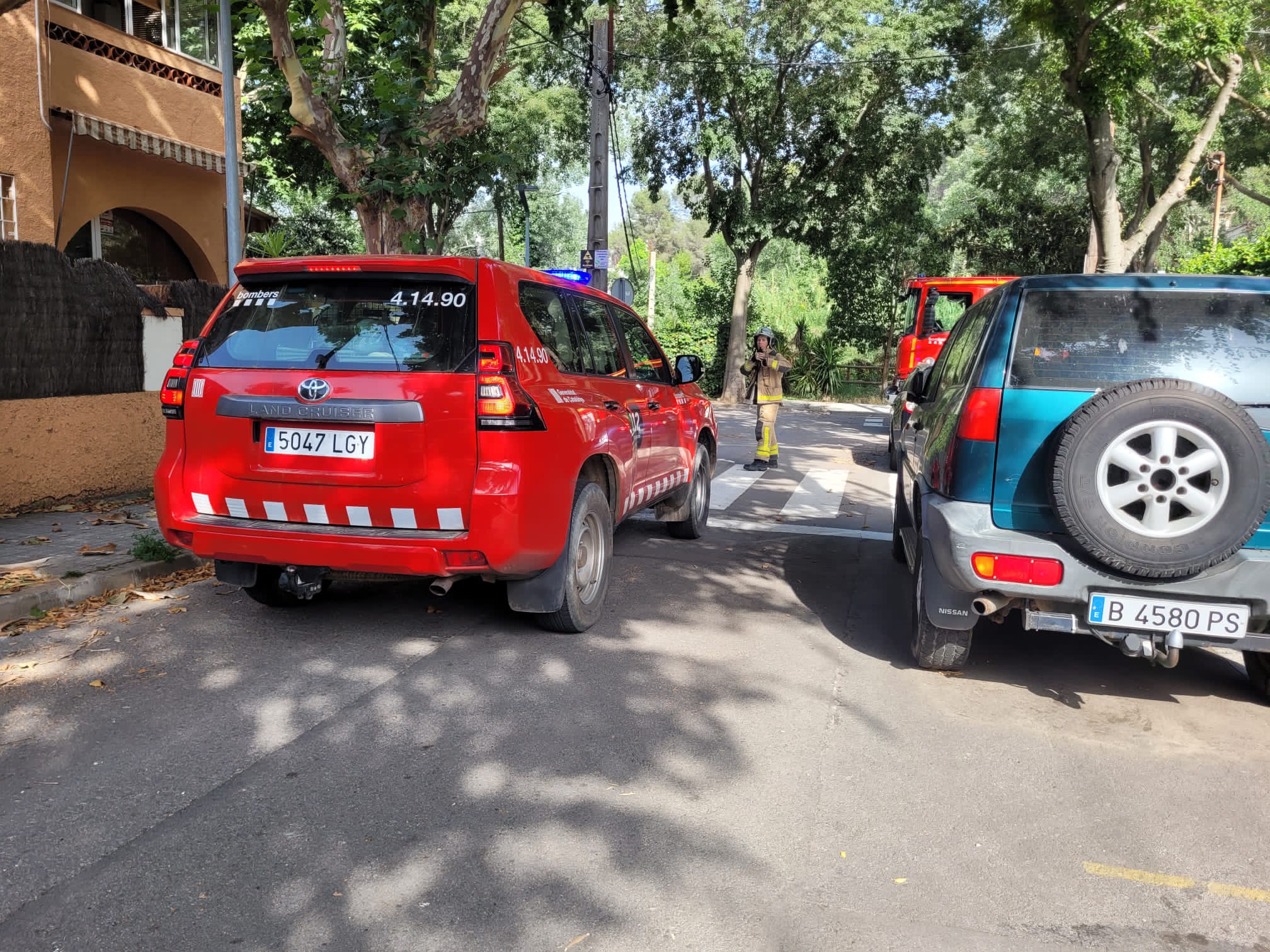 Els Bombers comproven si hi ha una fuita de gas a l'interior d'uns habitatges de Mira-sol. FOTO: Cedida