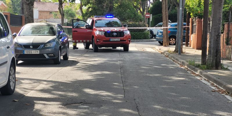 Els Bombers han precintat el carrer per comprovar si hi ha alguna fuita de gas. FOTO: Cedida
