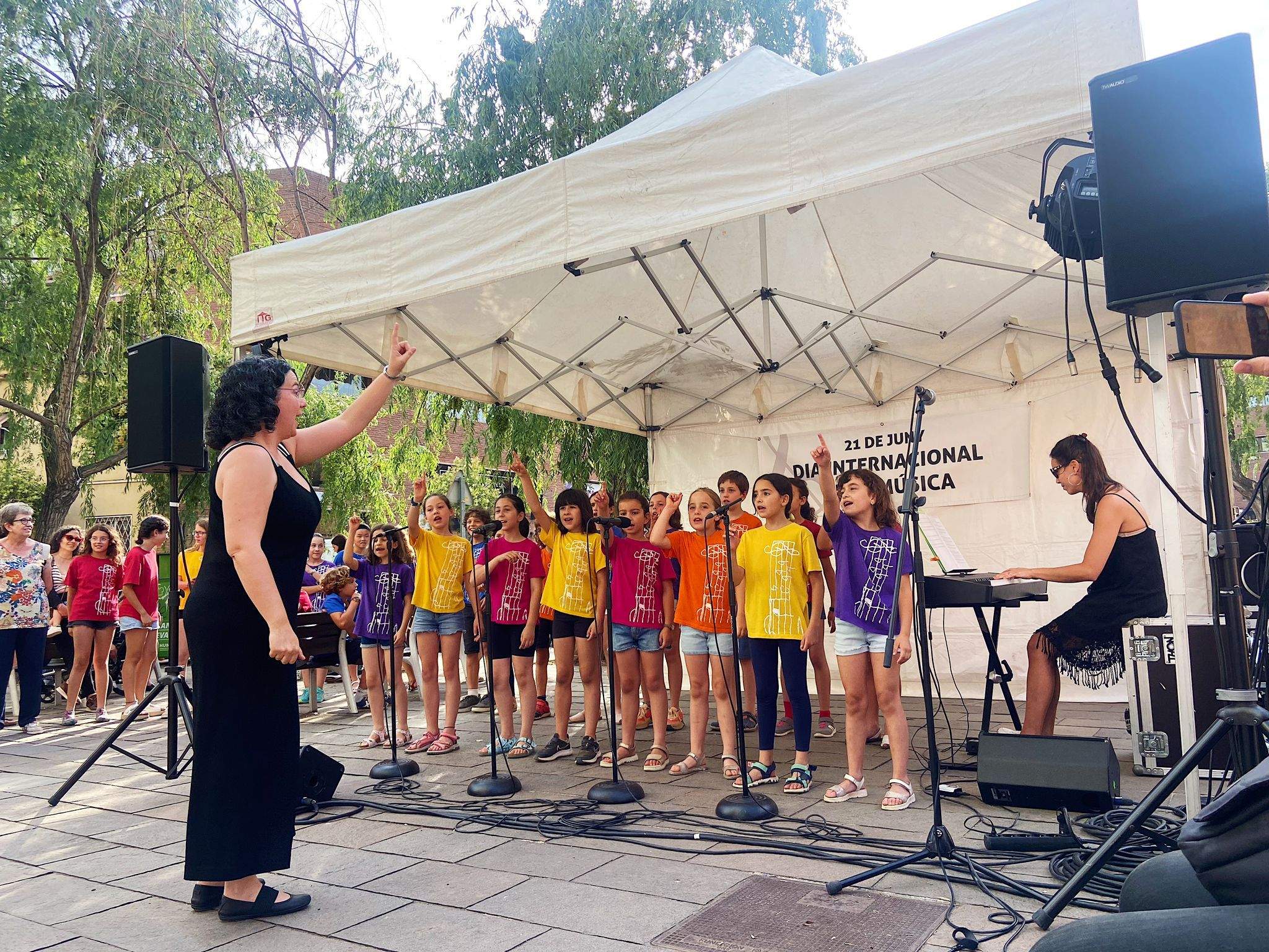 Coral cantant pel Dia Internacional de la Música a Sant Cugat. Foto: Alba M. Vallejo