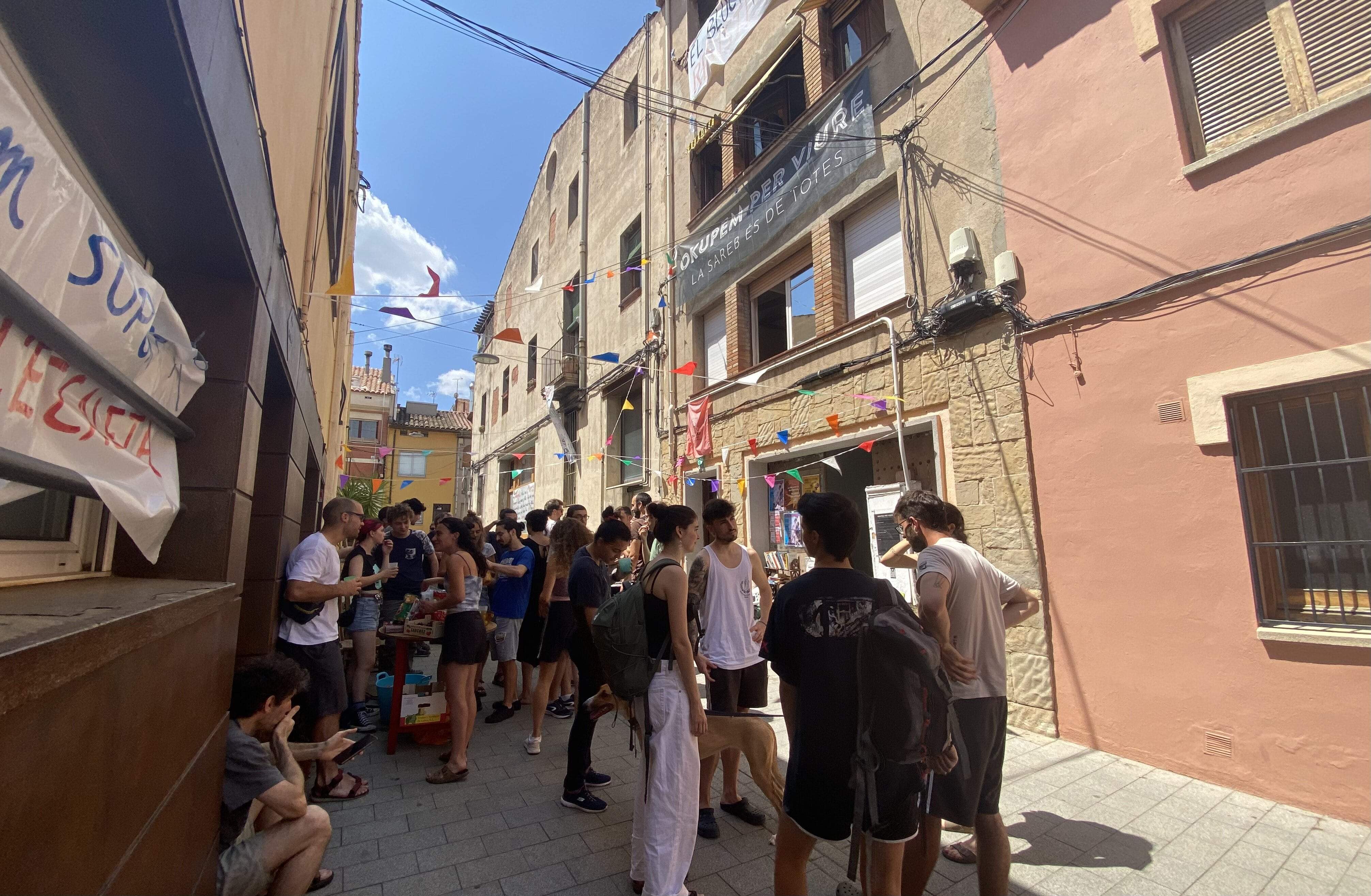 Membres del Bloc l'Escaleta abandonen l'edifici després de 3 anys i mig d'okupes. FOTO: TOT