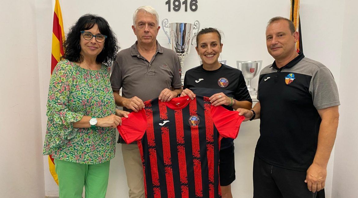 Juli Garcia, segona per la dreta, amb la directiva Mari Carmen Torres, el president Llorenç Santasusagna i el coordinador del futbol femení Tono Cadevall. FOTO: Cedida