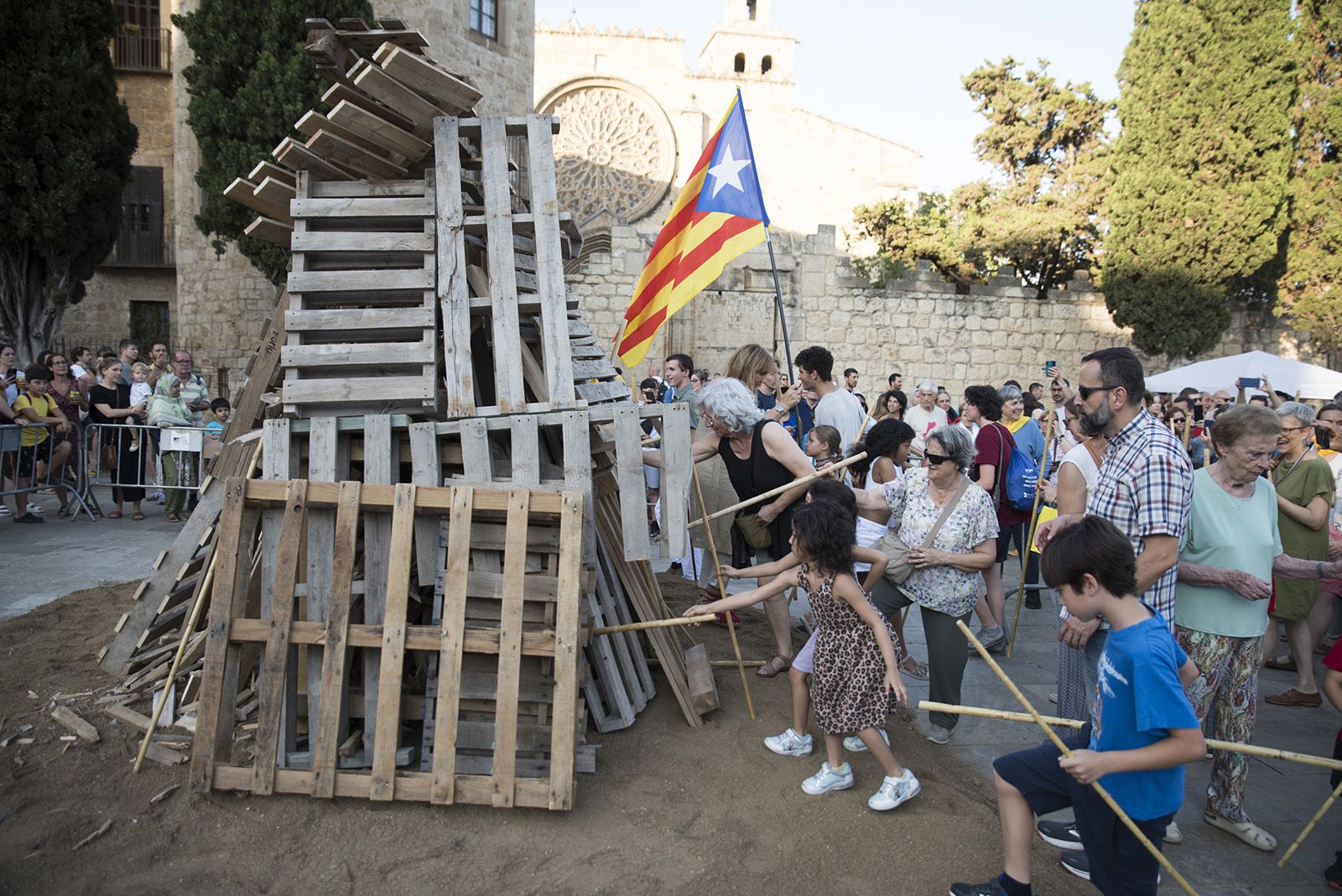 Rebuda de la Flama del Canigó amb el Ball d'homenatge i lectura del manifest, enguany escrit per Lluís Puig i Gordi. FOTO: Bernat Millet