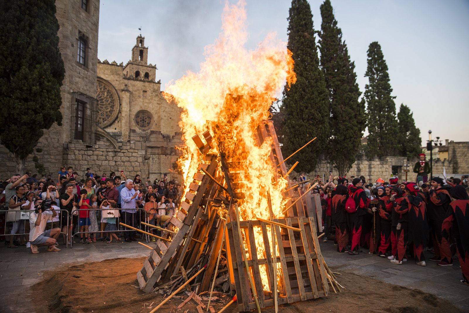Encesa de la foguera de Sant Joan amb els Diables. FOTO: Bernat Millet.