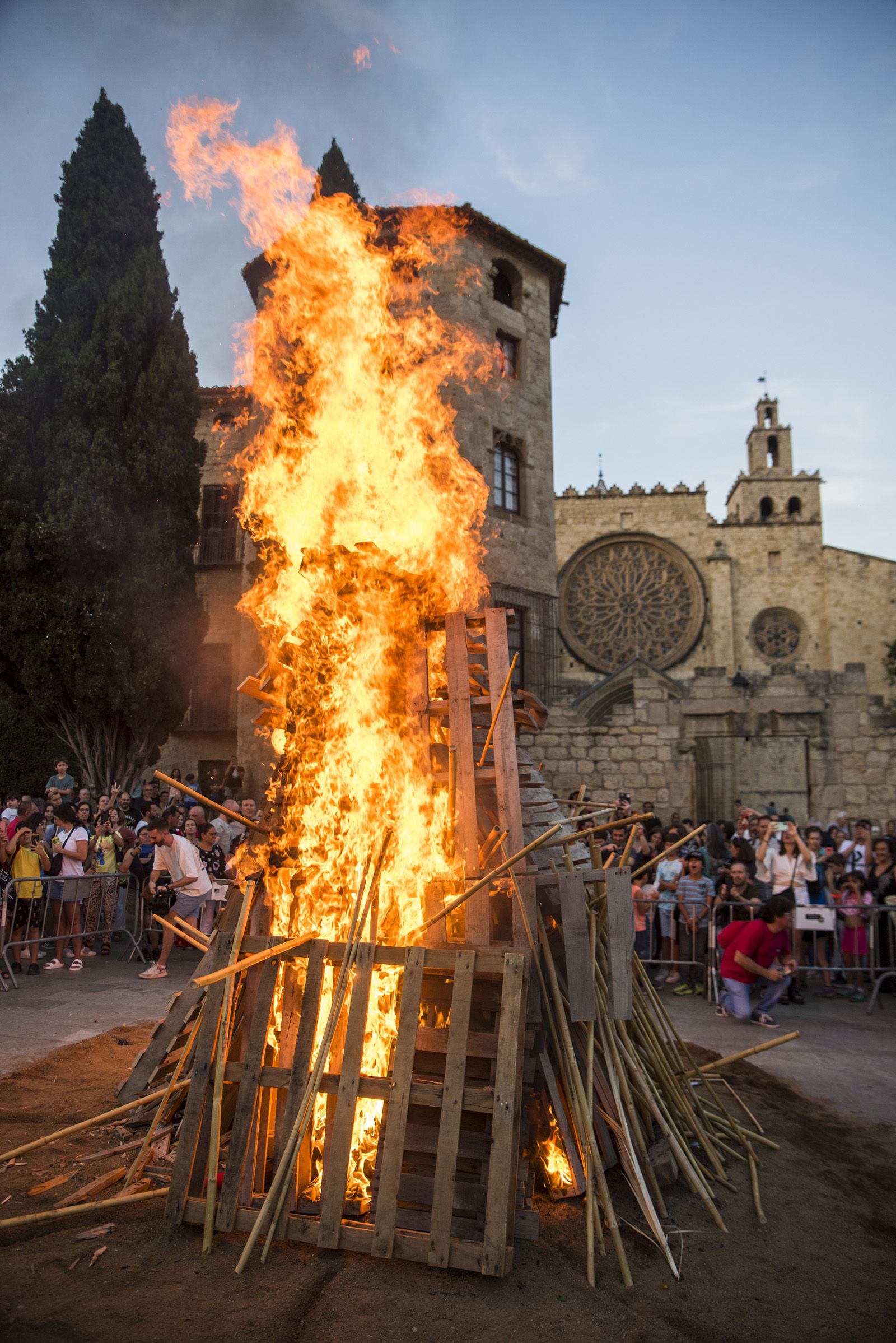 Encesa de la foguera de Sant Joan amb els Diables. FOTO: Bernat Millet.