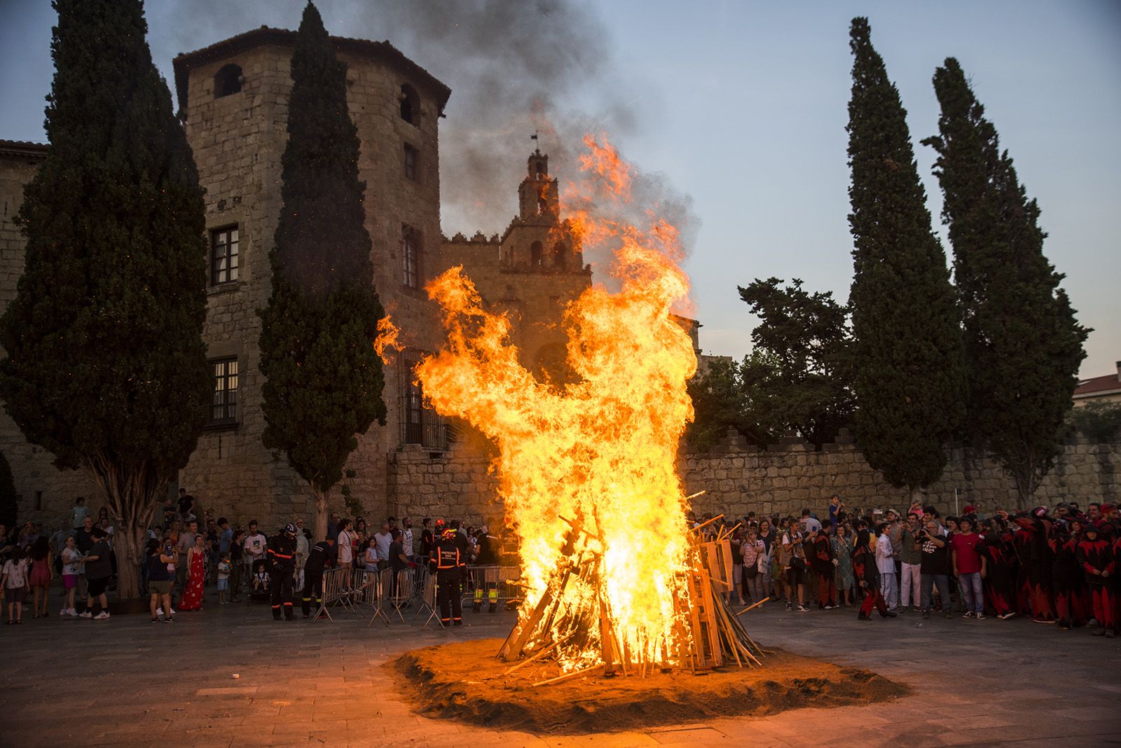 Encesa de la foguera de Sant Joan amb els Diables. FOTO: Bernat Millet.
