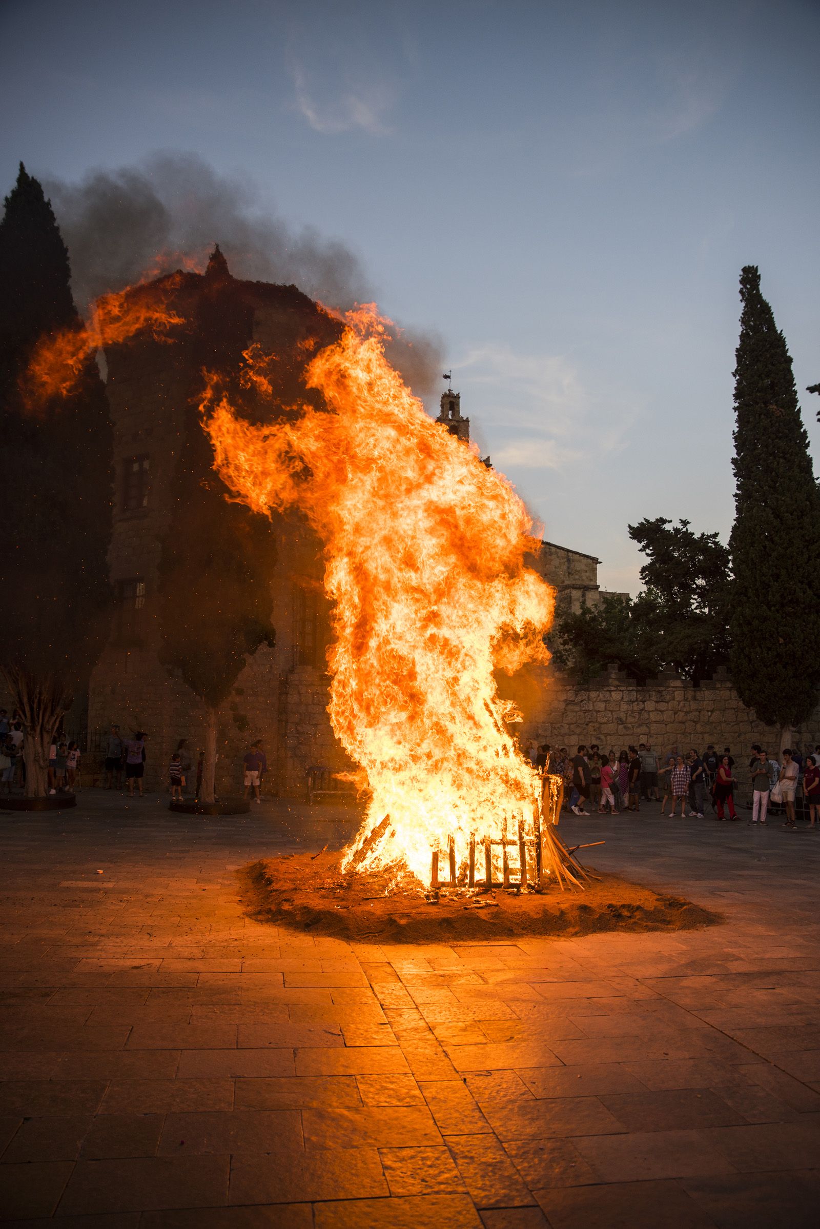 Encesa de la foguera de Sant Joan amb els Diables. FOTO: Bernat Millet.