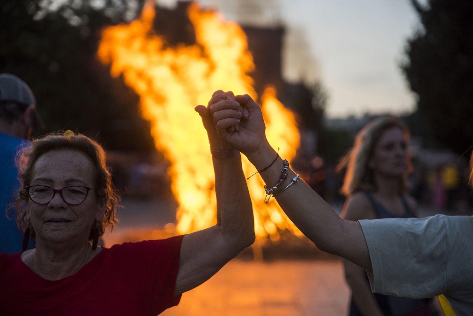 Encesa de la foguera de Sant Joan amb els Diables. FOTO: Bernat Millet.